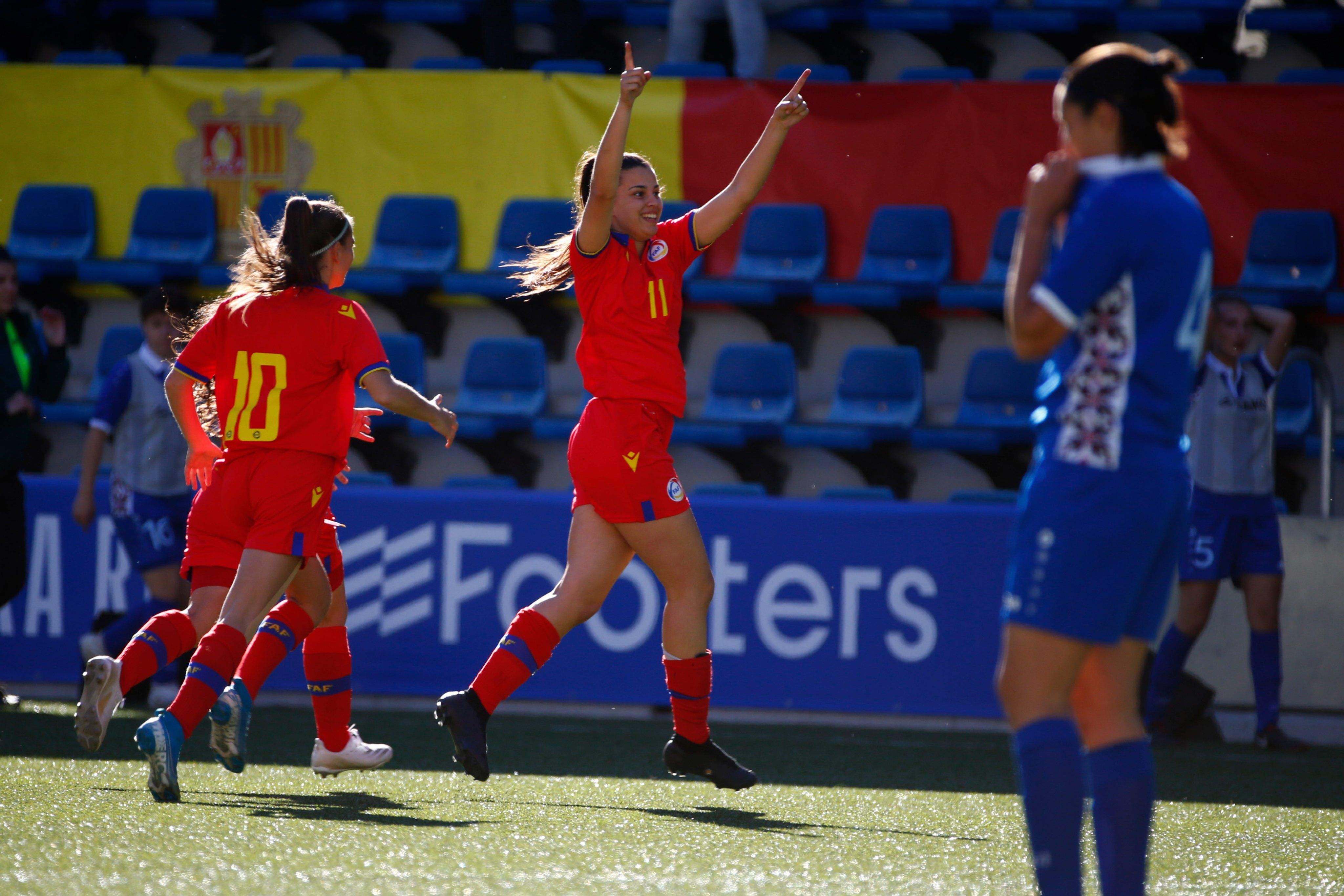 La sub'19 femenina celebra el gol aconseguit davant Moldàvia.
