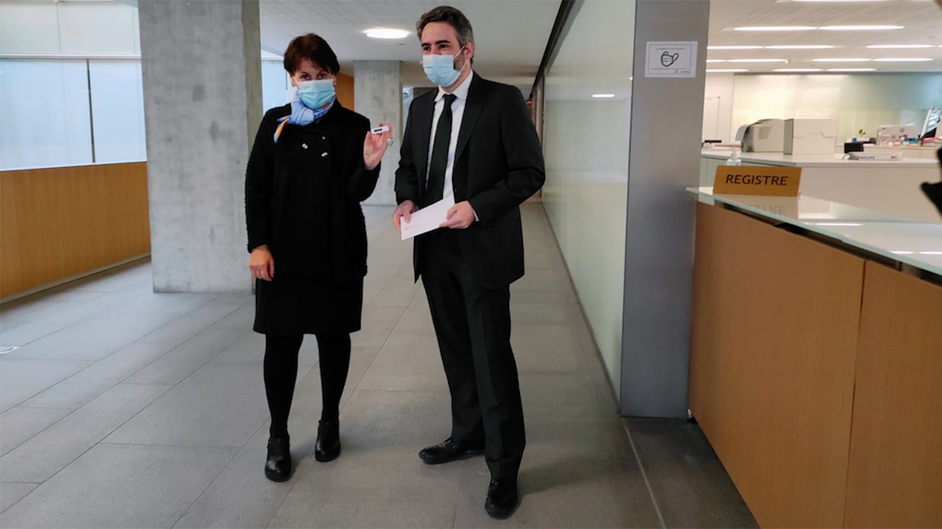 Roser Suñé i Eric Jover en l'acte protocol·lari.