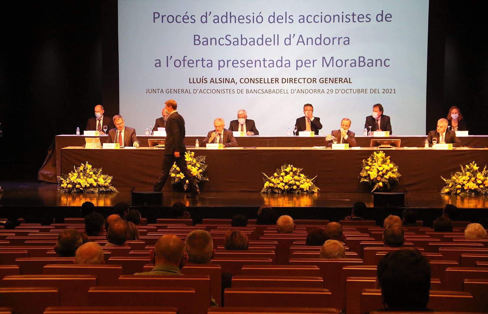 El conseller director general de MoraBanc, Lluís Alsina, es dirigeix al faristol per adreçar-se als accionistes de BSA.