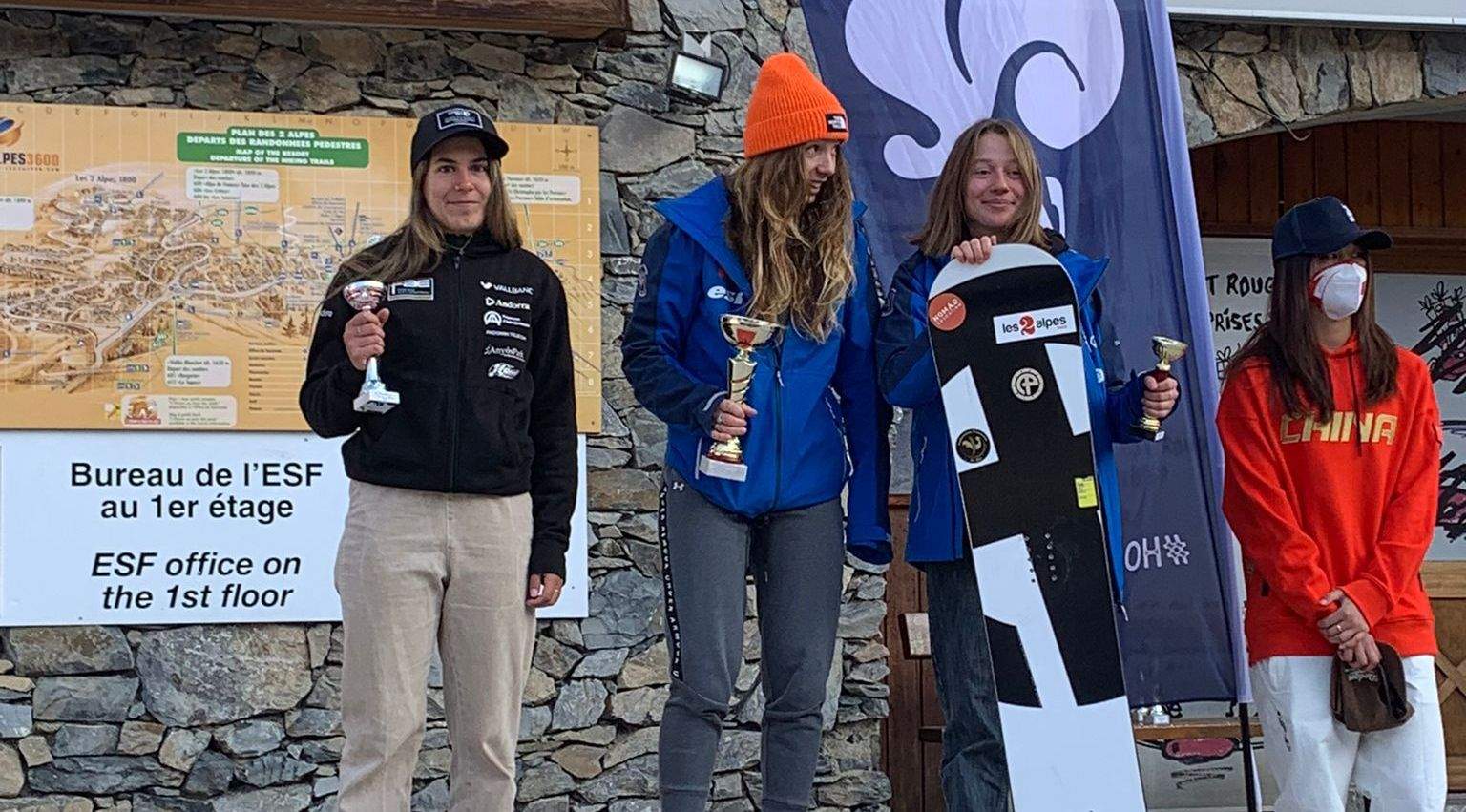 Maeva Estevez (esquerra) al podi de Les 2 Alpes.