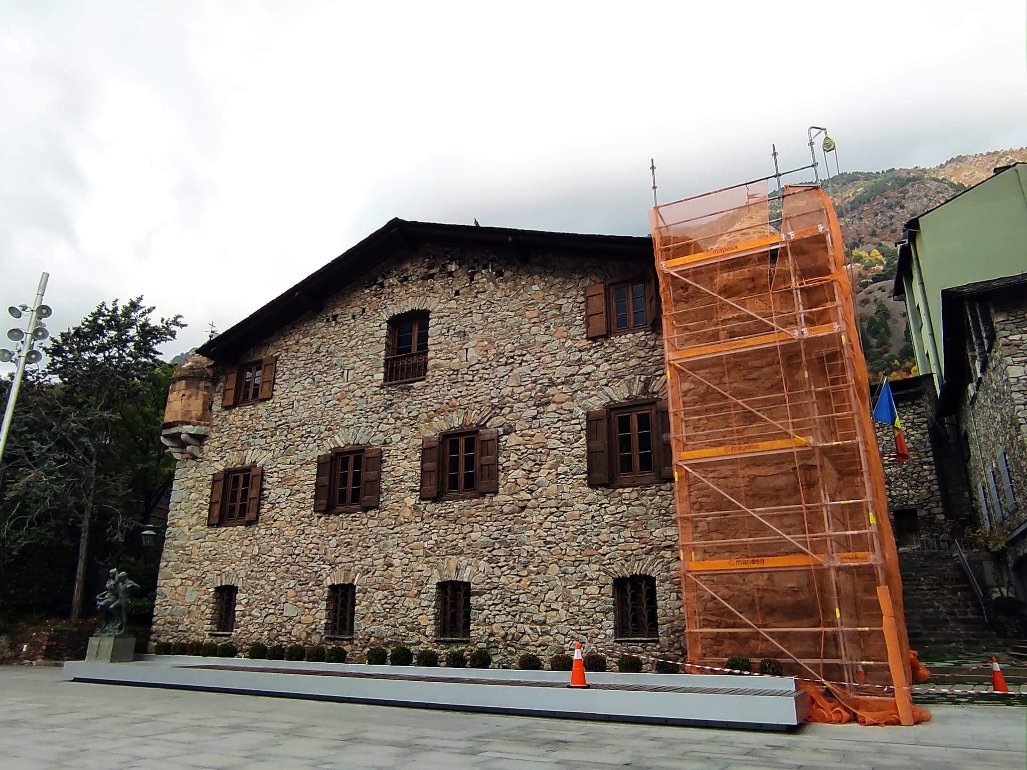 Una bastida protegeix els treballs.