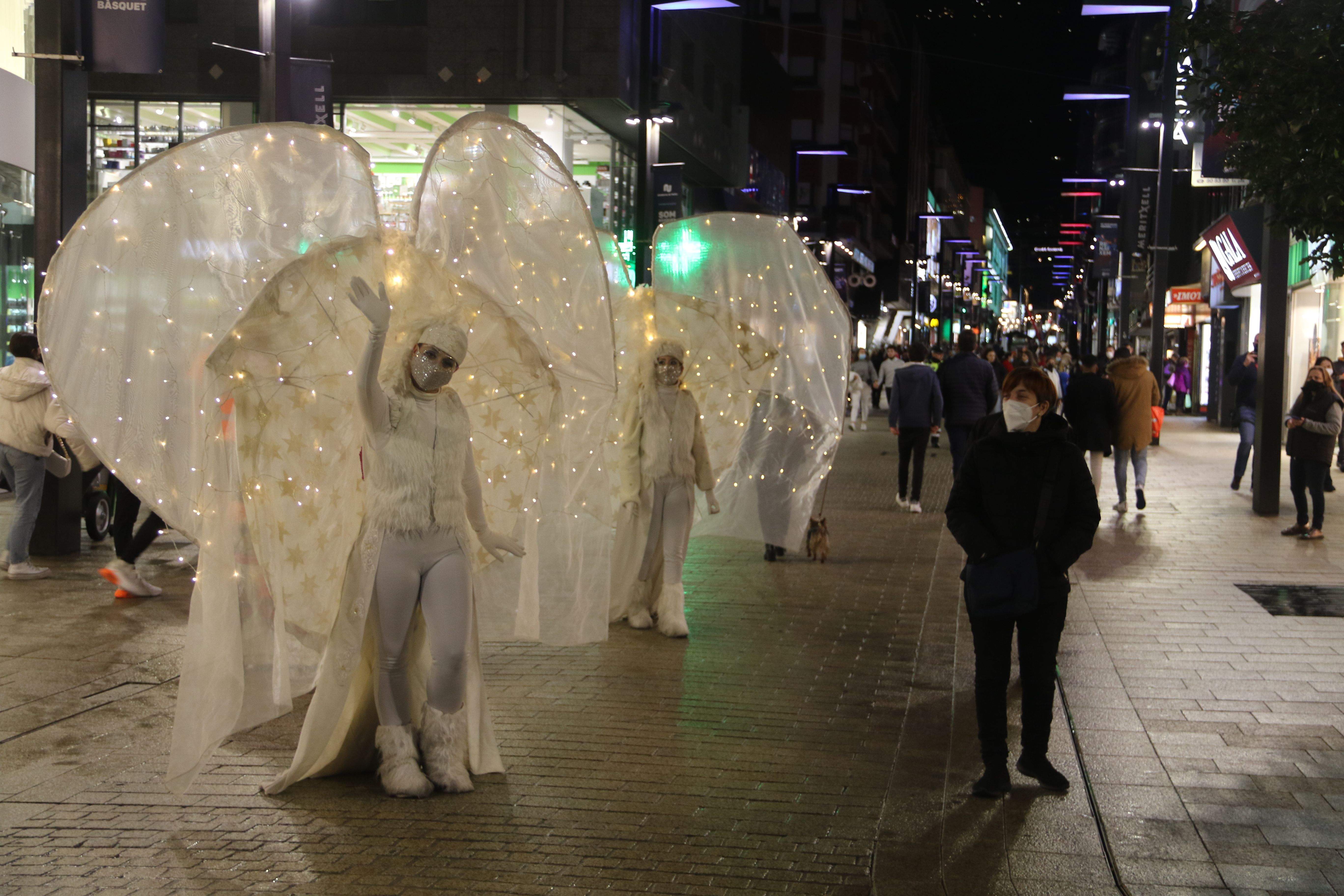 Dues de les fades al bell mig de l'avinguda Meritxell.