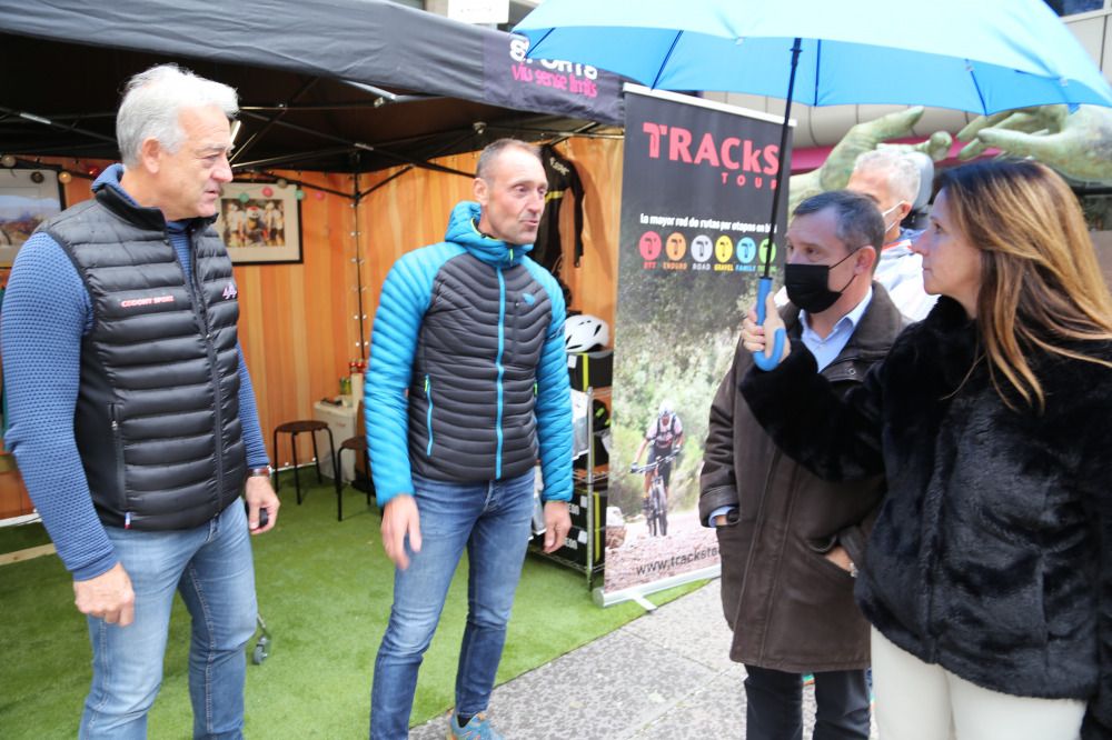 Majoral i Codina conversen amb dos dels expositors.