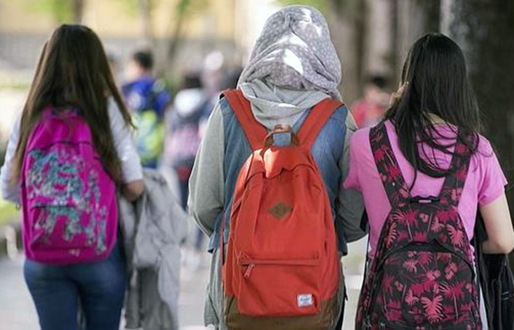 Un adolescent coberta en un vel en un centre educatiu espanyol.