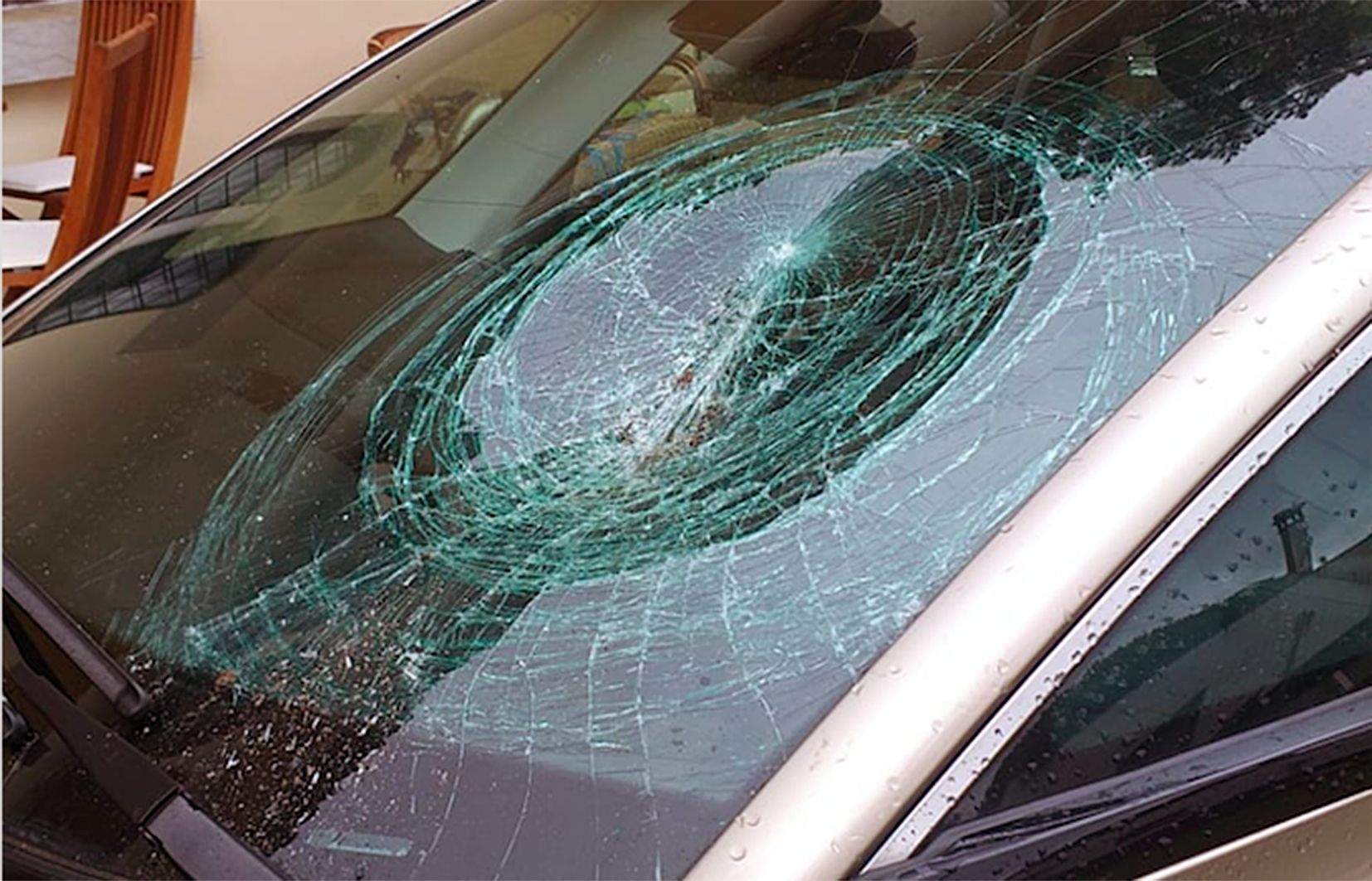 El parabrisa del vehicle d'un dels afectats greument malmès.