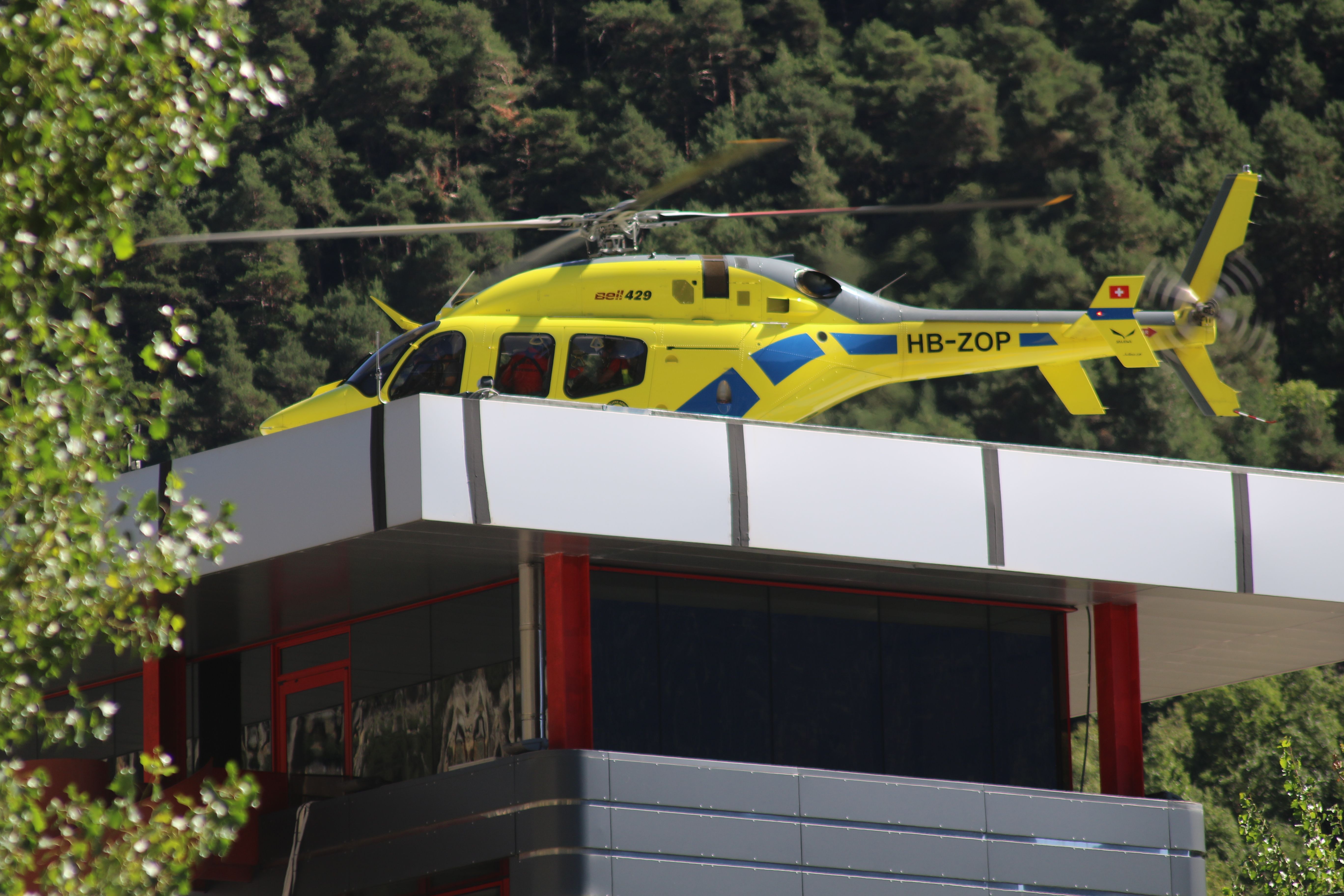 Un helicòpter a l'helistop de la caserna de bombers a punt per enlairar-se per a un rescat.