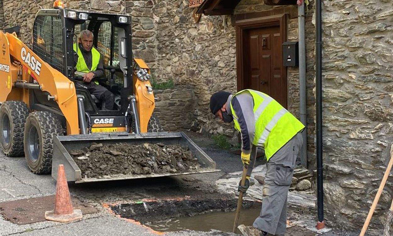 L'equip treballant en la fuita d'aigua