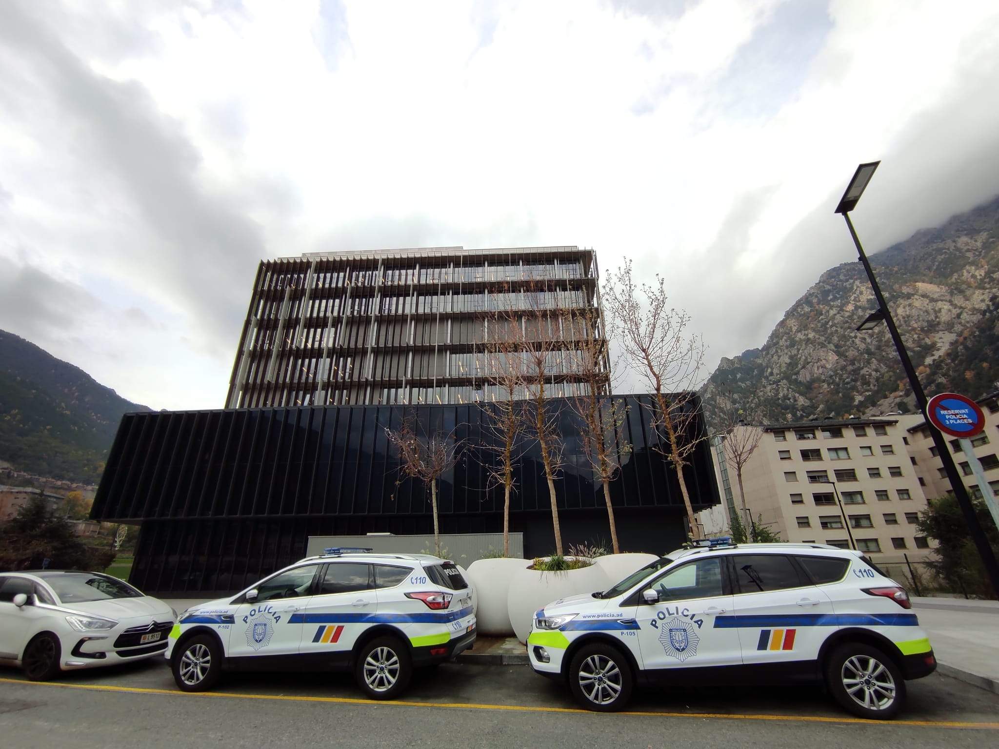 Dos cotxes de la policia davant la Seu de la Justícia.