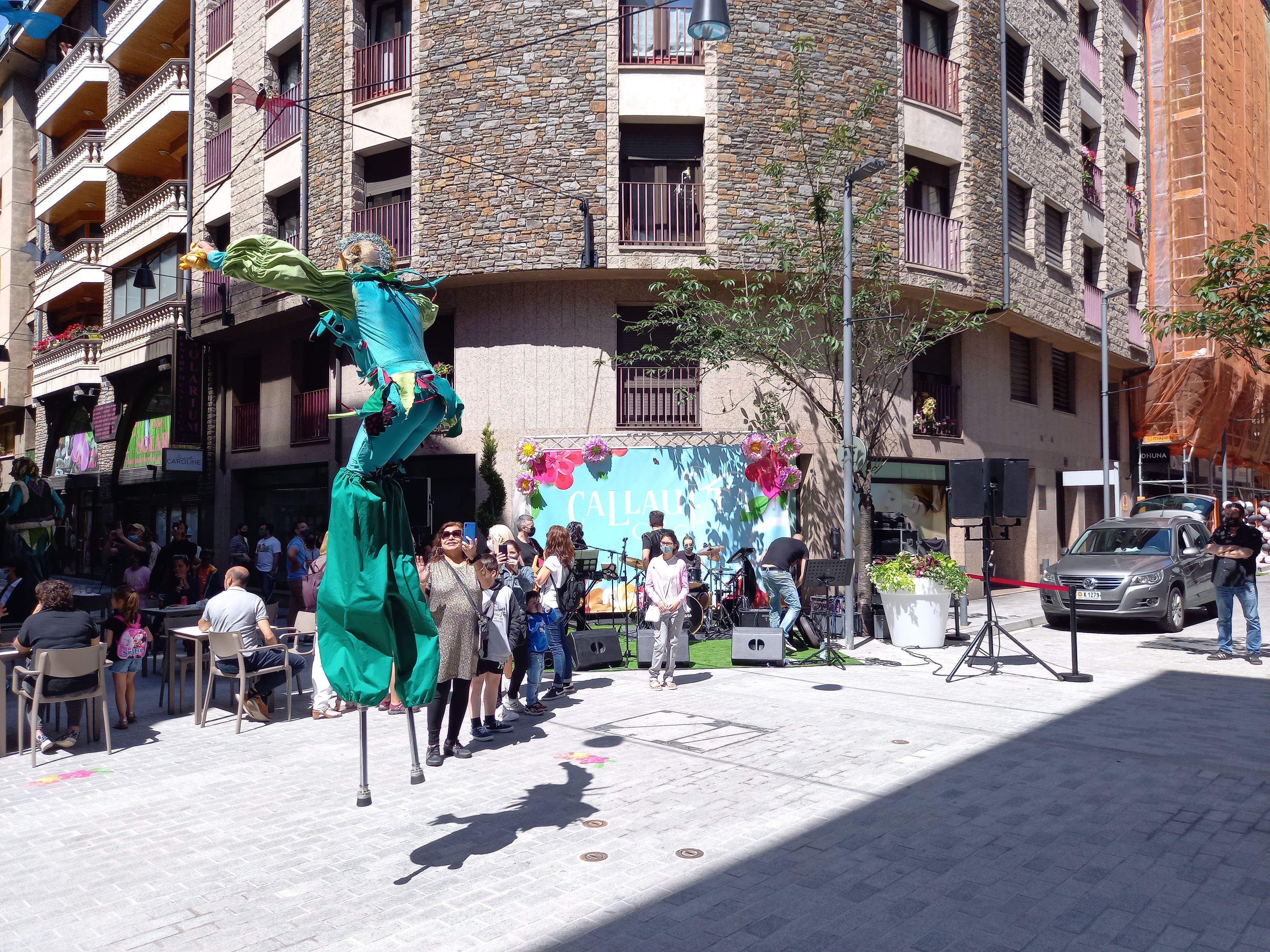 La cantonada entre Callaueta i Sardana, el dia de la inauguració de la reforma.