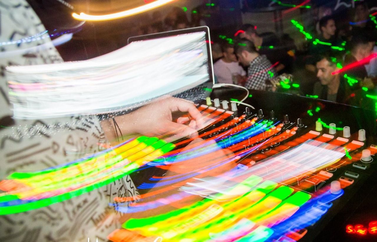 Un discjòquei a una discoteca.