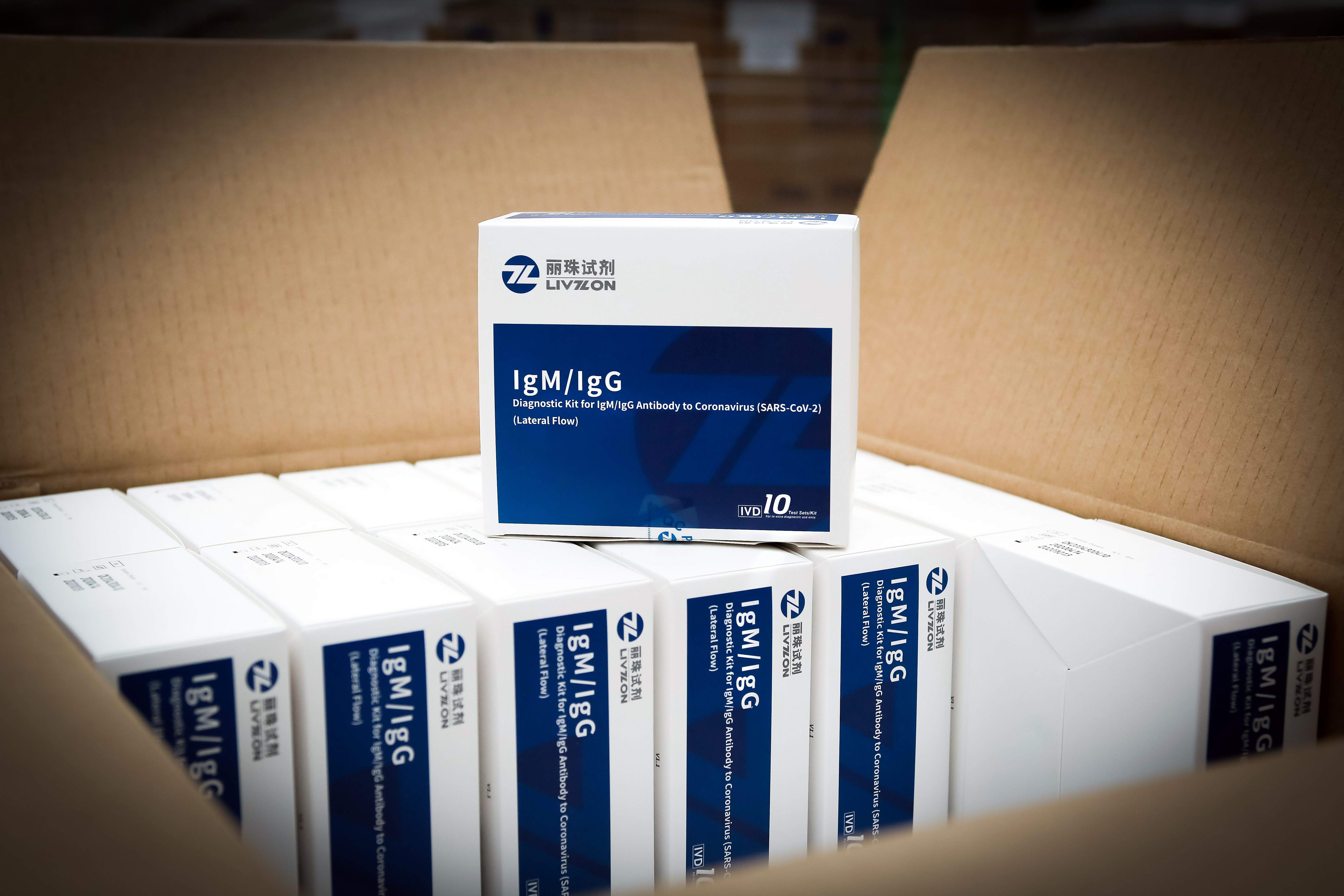 Caixes de tests serològics que es van usar en el cribratge poblacional de la primavera 2020.