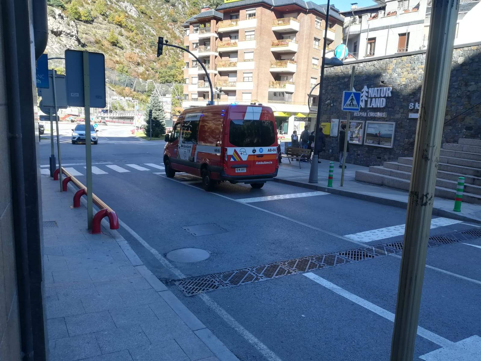 L'ambulància que ha traslladat a l'hospital el ferit en l'accident laboral.