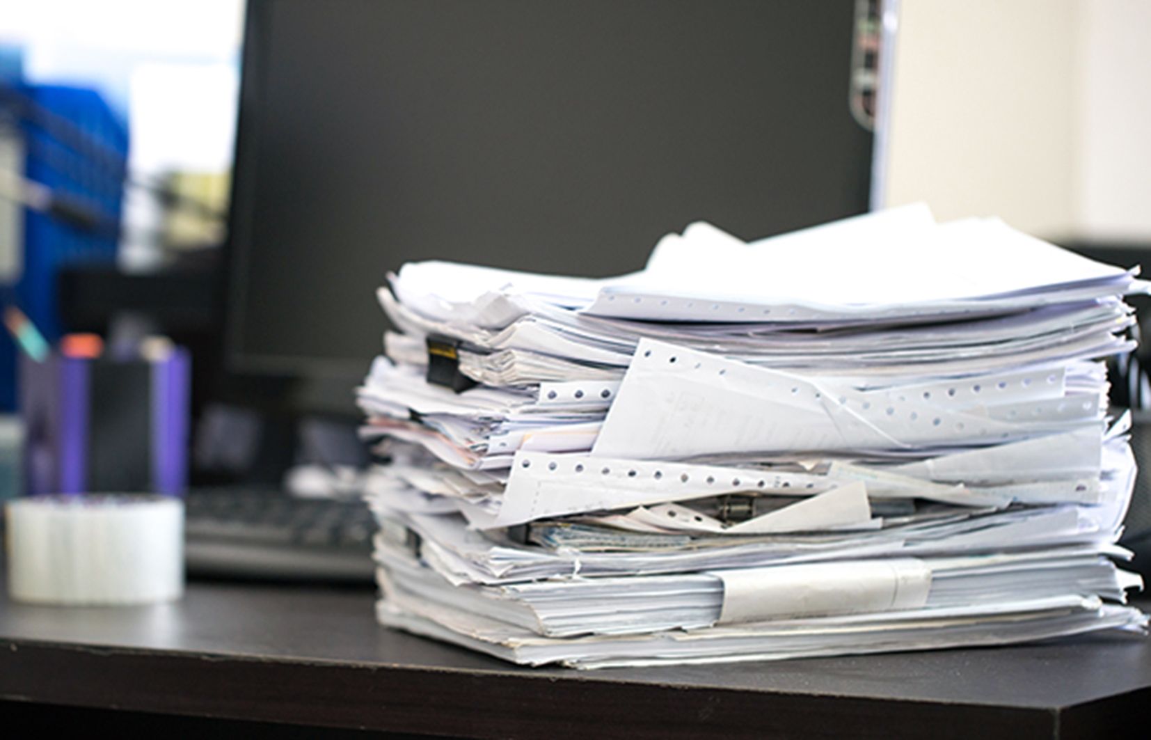 Els beneficiaris de prestacions es queixen de l'excés de paperassa que cal. Els beneficiaris de prestacions es queixen de l'excés de paperassa que cal.