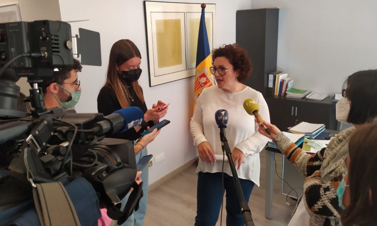 La ministra, Judith Pallarés, atenent els mitjans