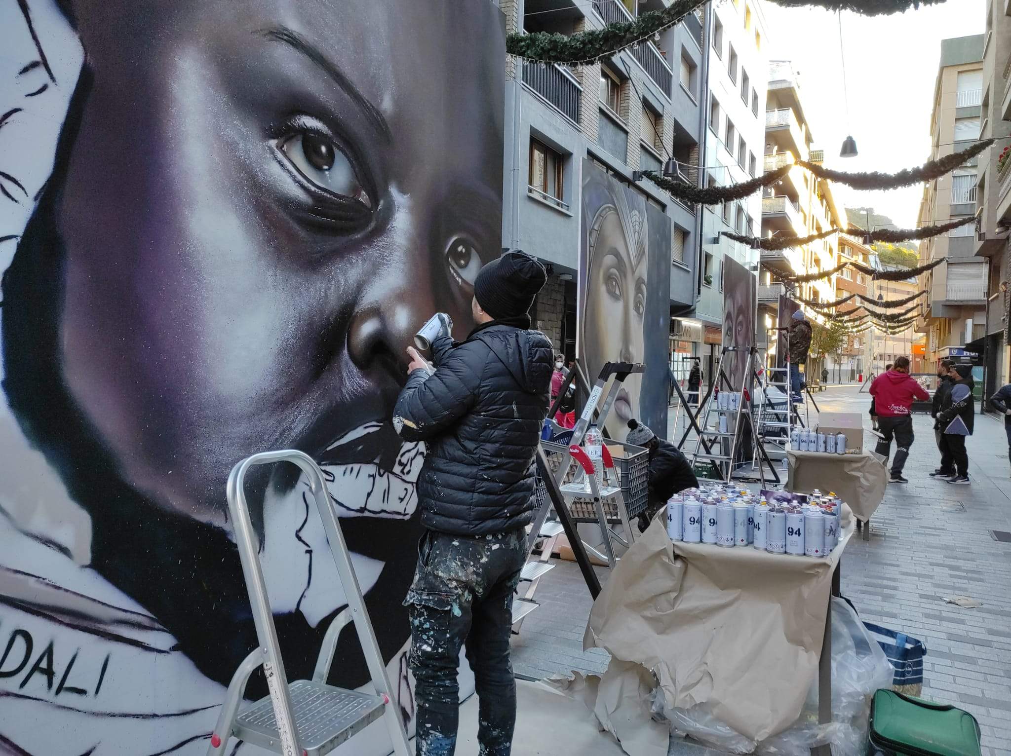 Un dels grafiters perfilant la seva creació.