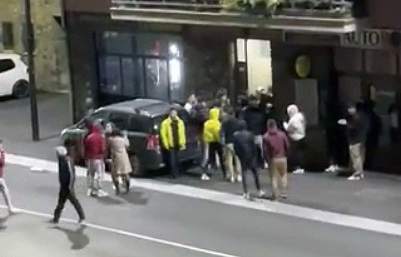 Un moment d'una de les batusses de la matinada d'aquest dissabte.