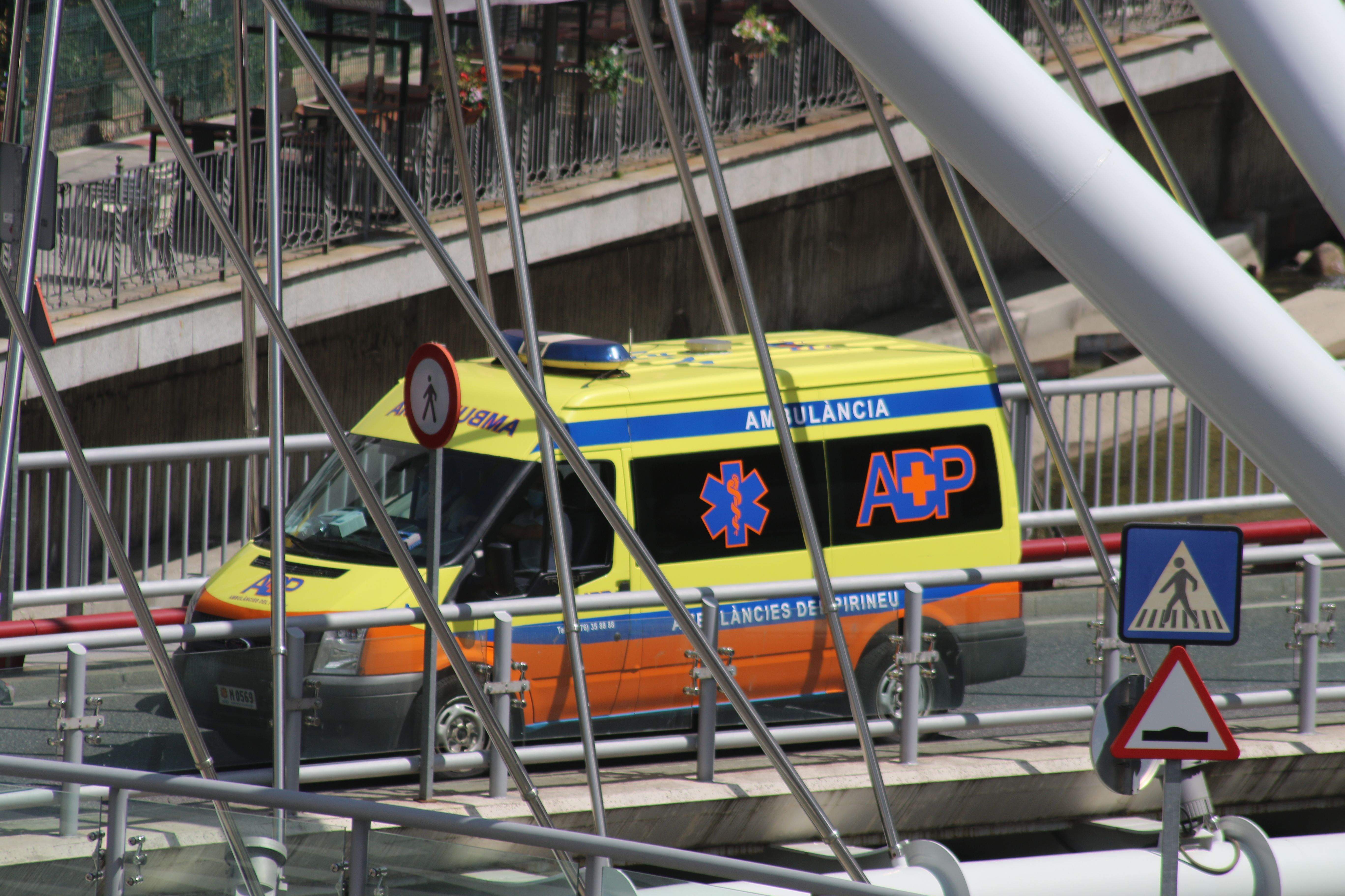 Una ambulància d'ADP transitant a l'altura del pont de París, a Andorra la Vella.