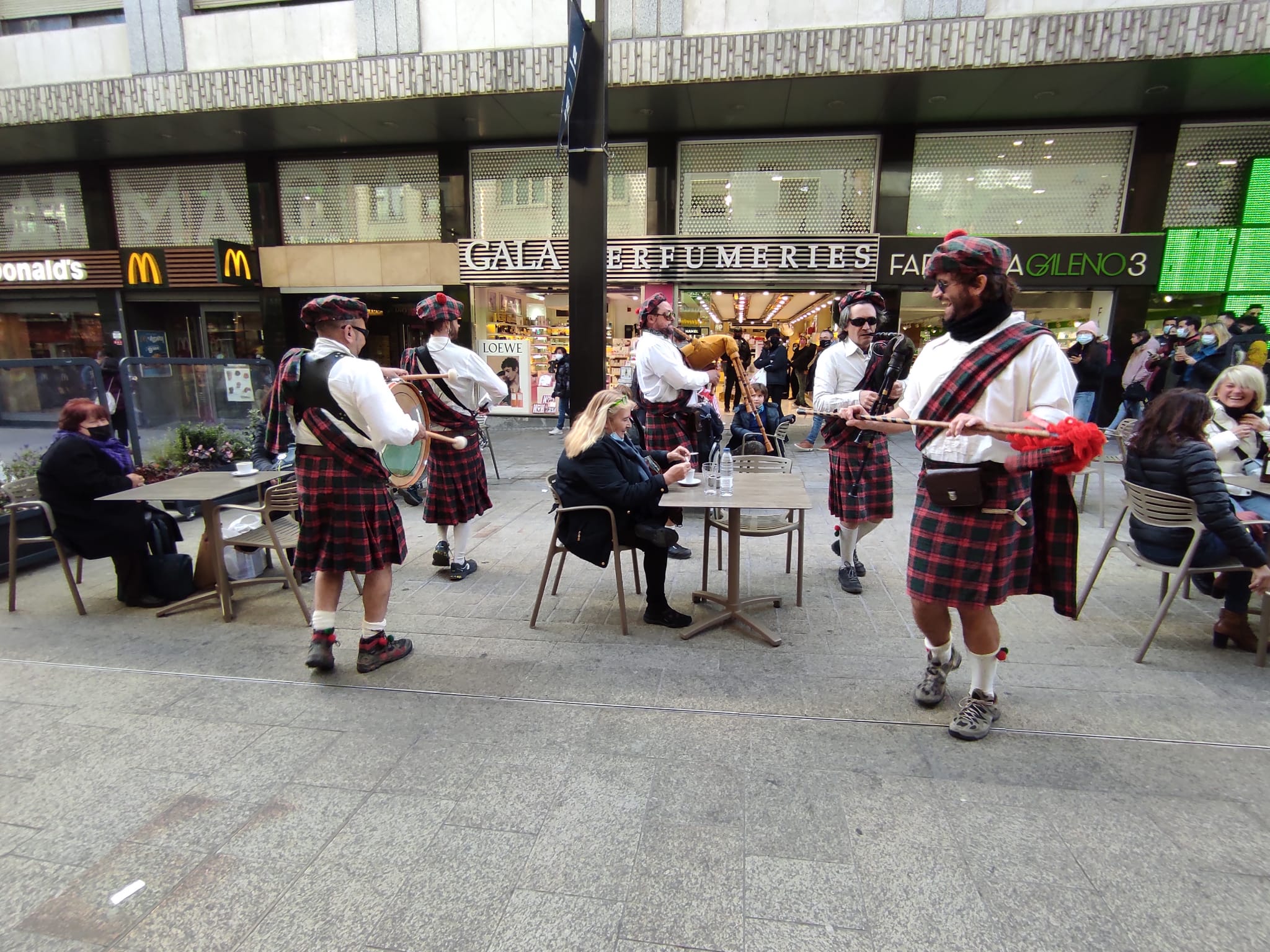 The McKensy's Clan Band envoltant la clienta d'una terrassa.