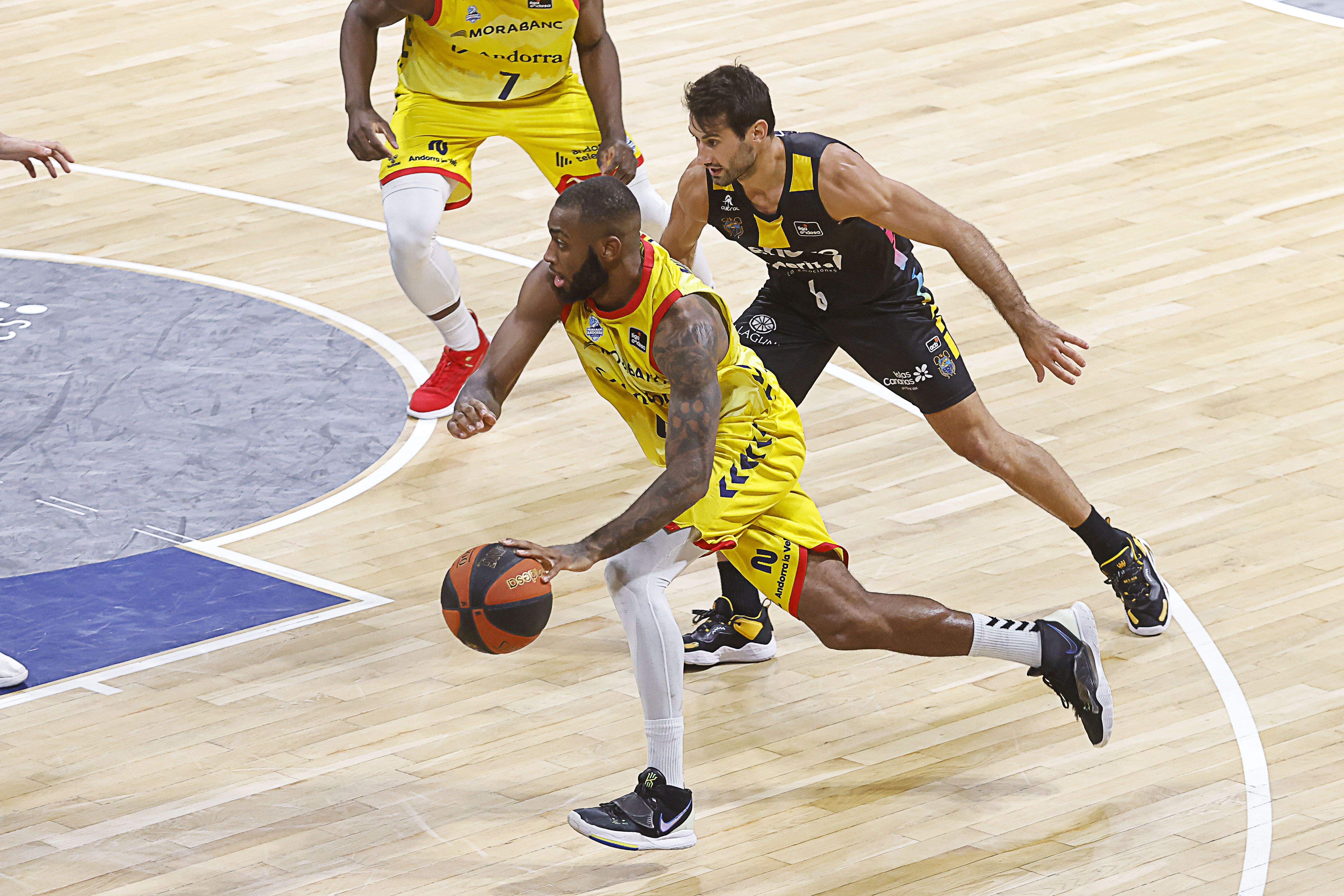 Codi Miller-McIntyre supera Fitipaldo, en una de les moltes accions bones que ha fet.