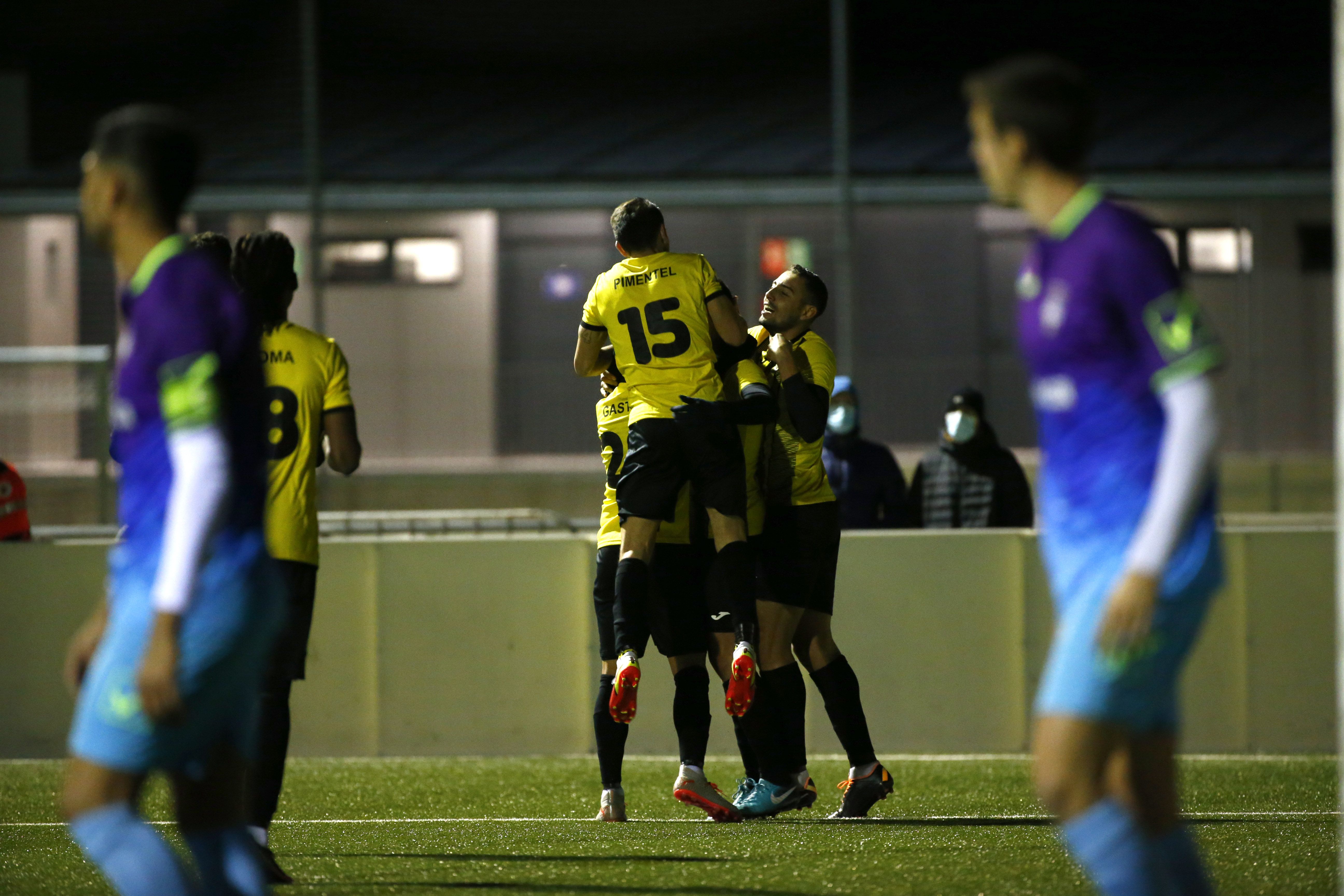 Els colomencs celebren un gol i el lideratge.