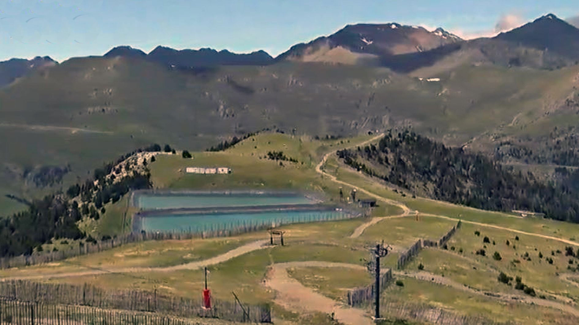 Una imatge del planell de la Tosa amb les dues basses que estarien en territori català segons Catalunya i Espanya. Una imatge del planell de la Tosa amb les dues basses que estarien en territori català segons Catalunya i Espanya.