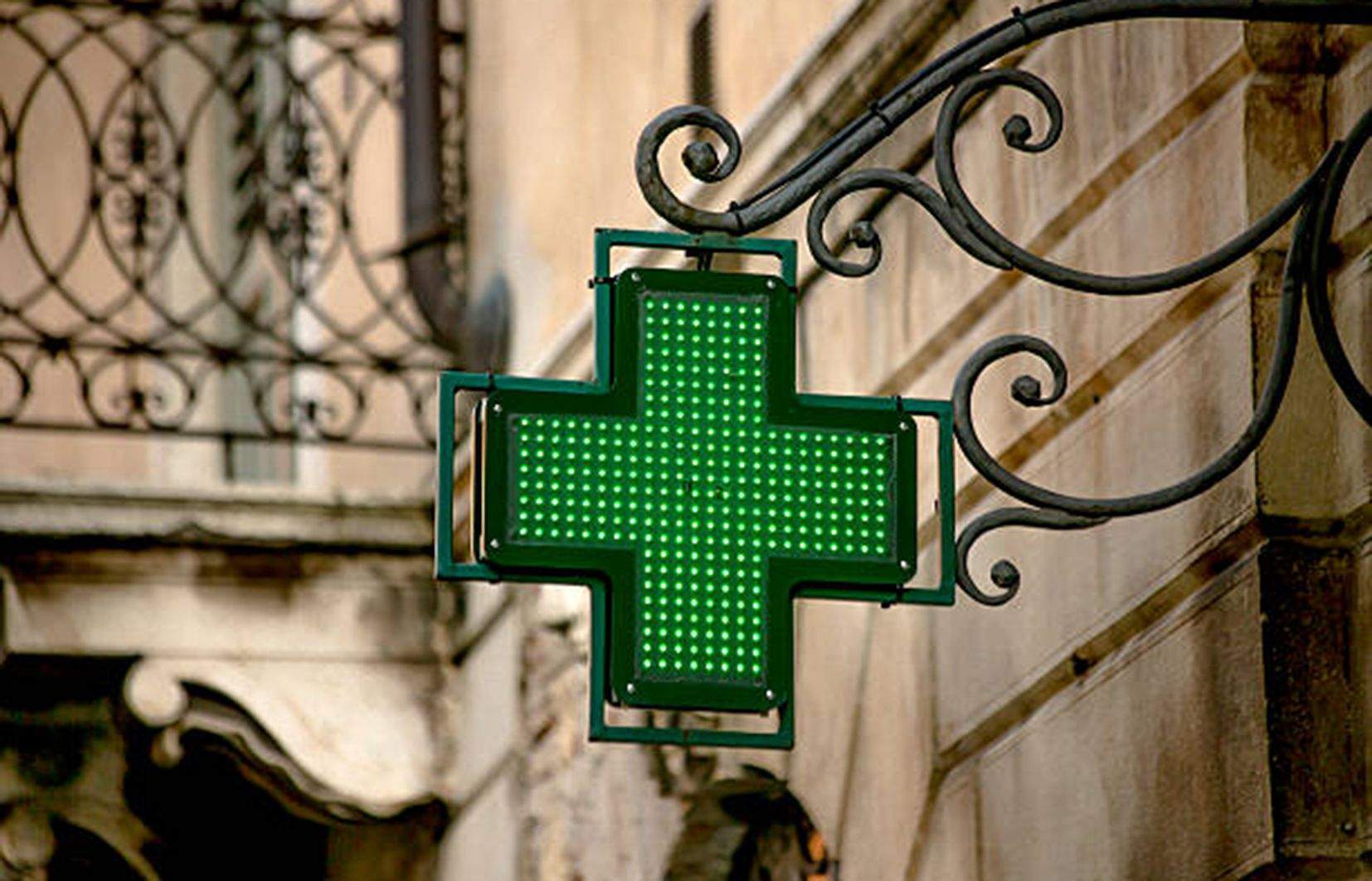 Una creu d'una farmàcia. Una creu d'una farmàcia.