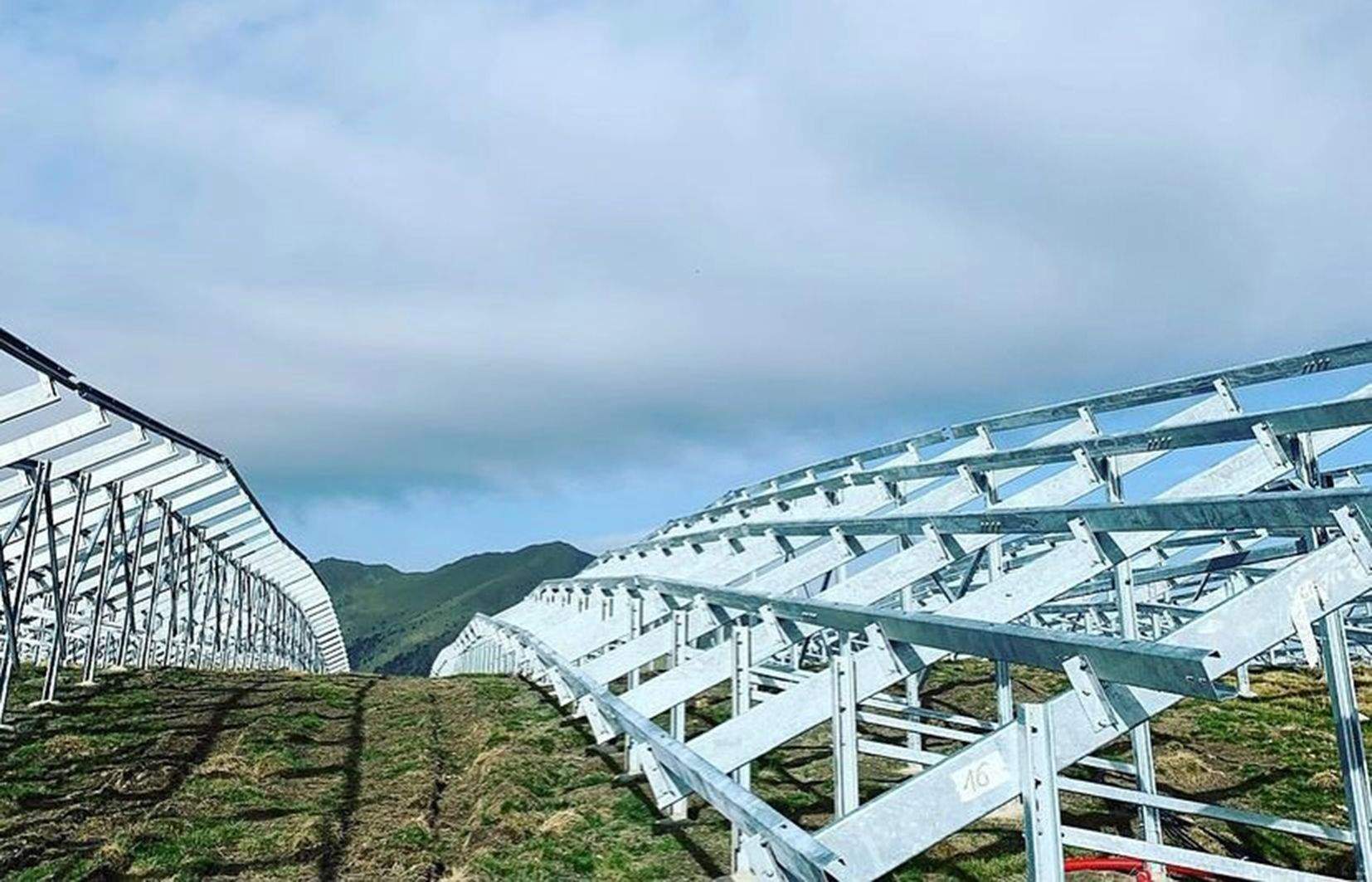 Estructures que soportaran les plaques fotovoltaiques al planell de la Tosa.