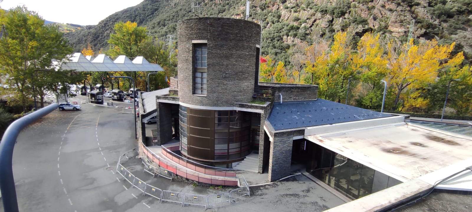 Una imatge de la part posterior de les dependències policials i de duana al riu Runer.