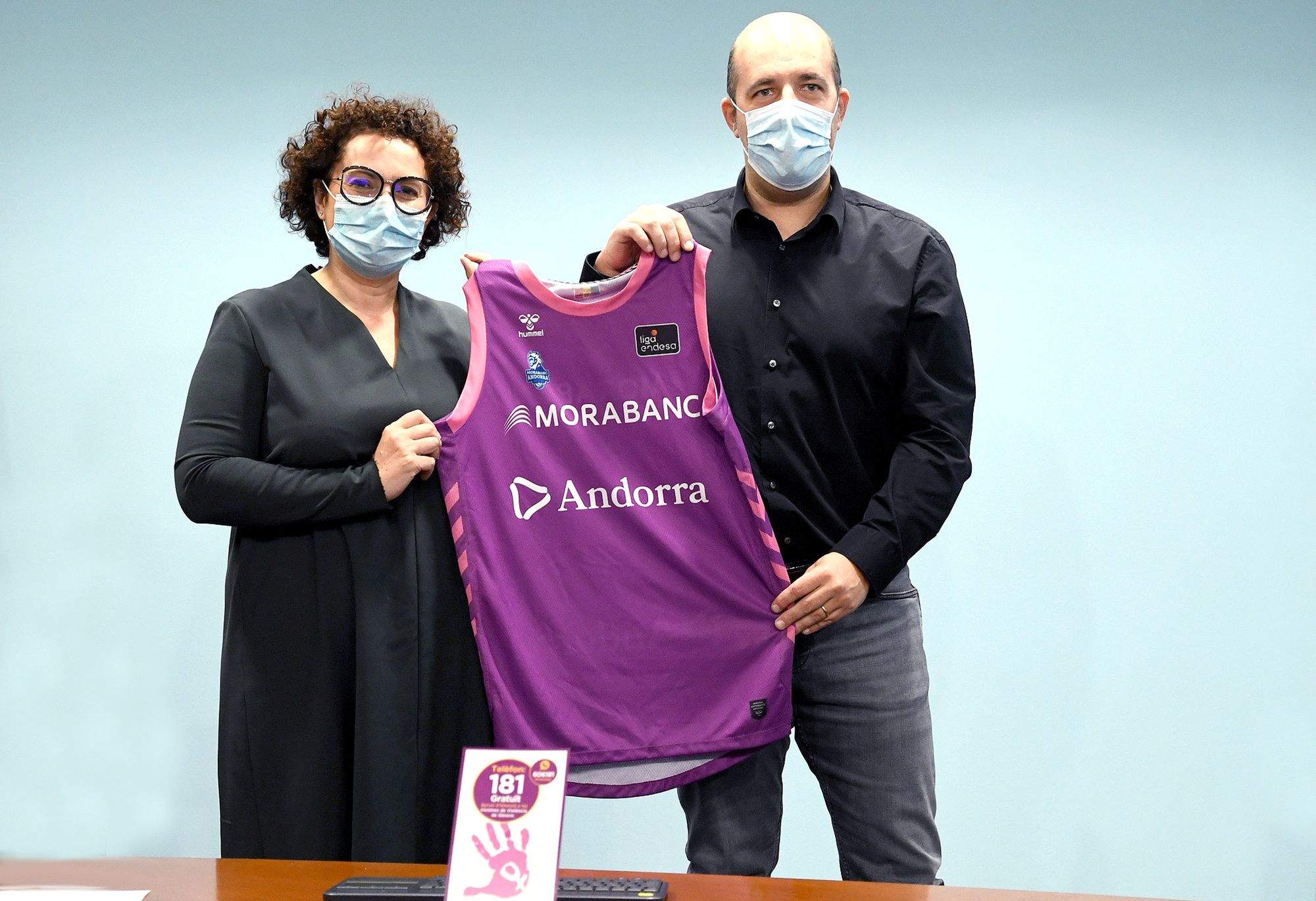 La ministra d’Afers Socials, Joventut i Igualtat, Judith Pallarés, i el president del MoraBanc, Gorka Aixàs.