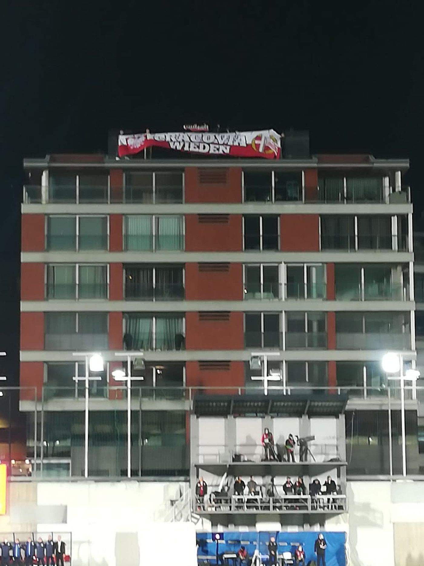 La pancarta de suport a Polònia en un dels edificis propers a l'Estadi.