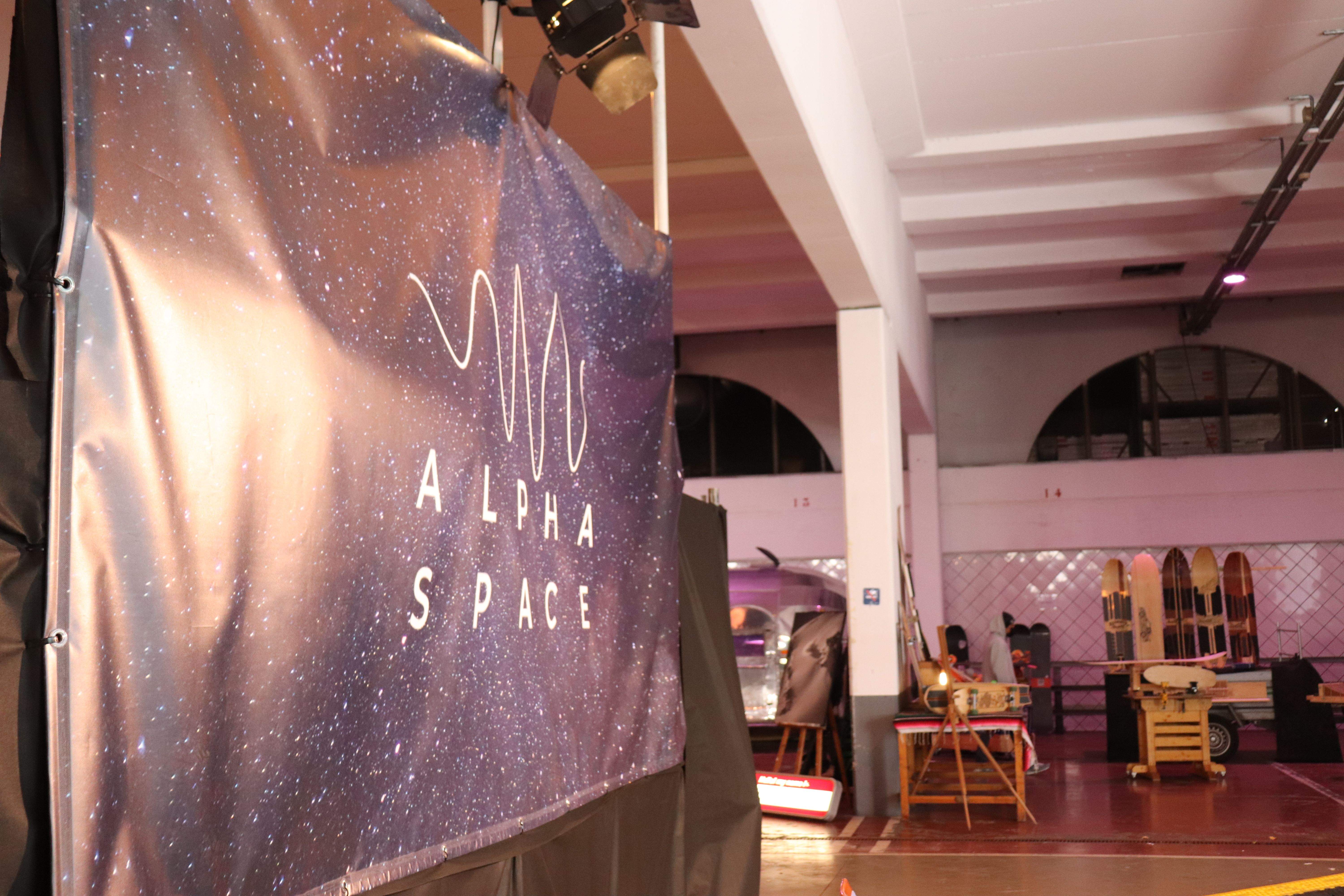 Cartell d'entrada a l'Alpha Space al Prat Gran.