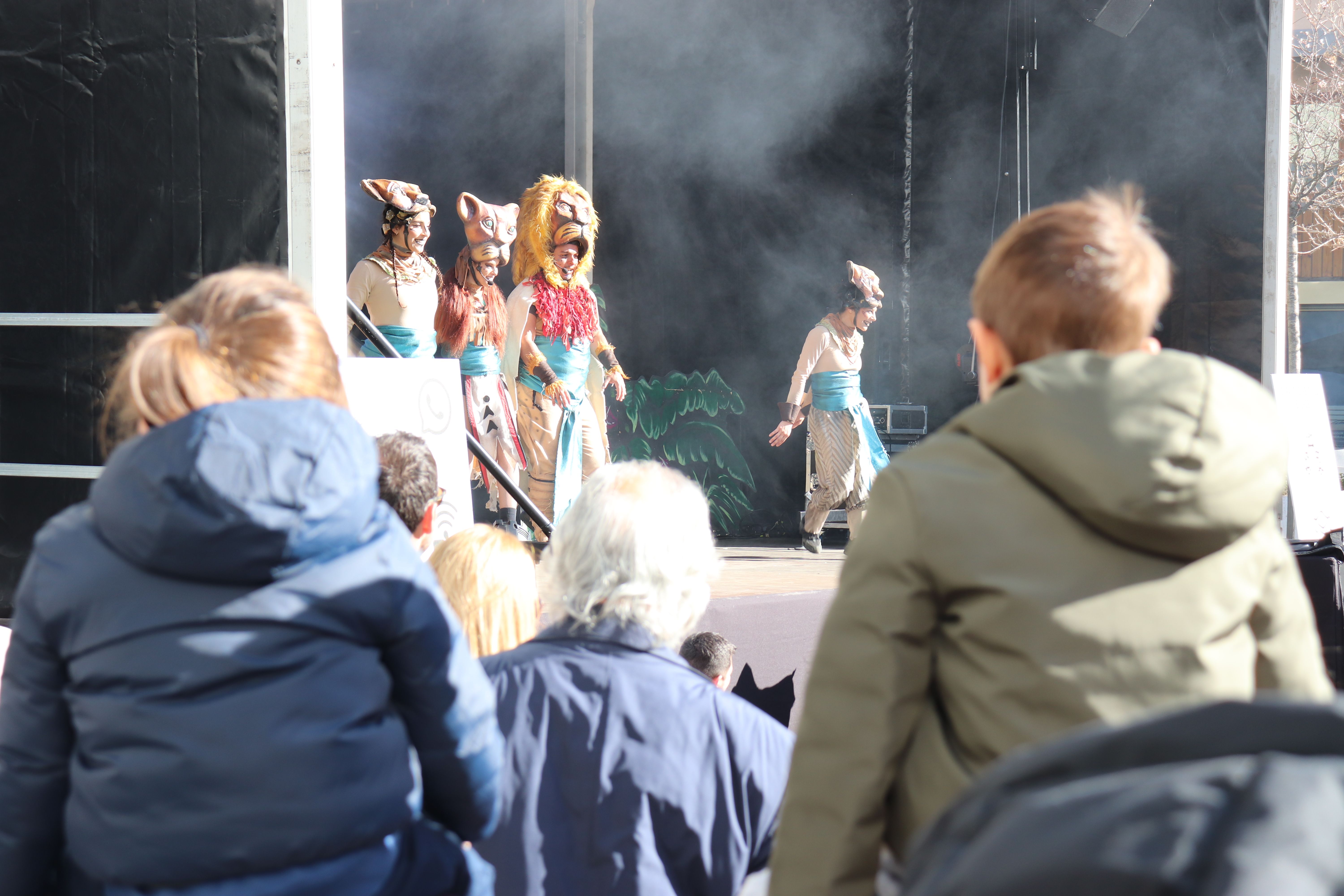 Dos nens a l'espectacle 'Tribut al rei lleó', a Andorra la Vella.