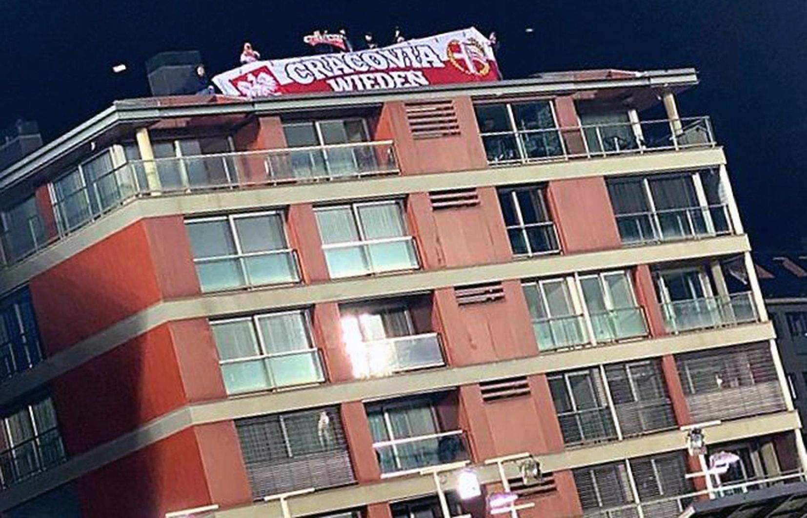 Aficionats polonesos es van enfilar en edificis propers al camp per poder veure el partit.