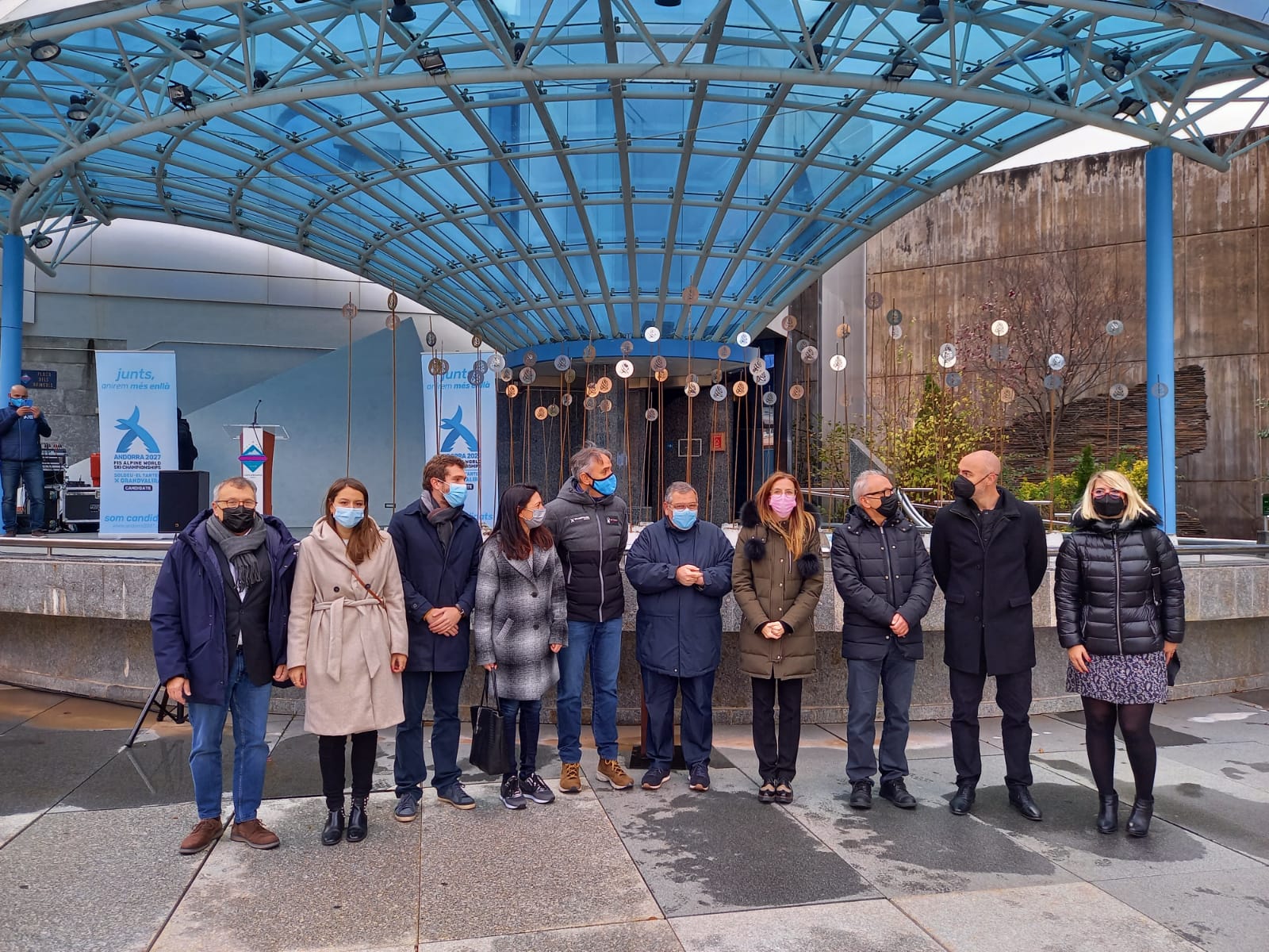 Autoritats i responsables de la candidatura amb l'obra de Miquel Merce al darrere.