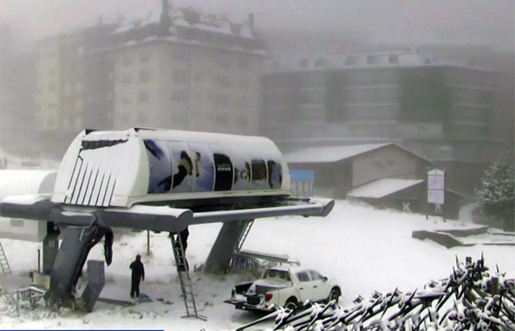 Operaris de Grandvalira treballant aquest matí en un giny al Pas de la Casa.
