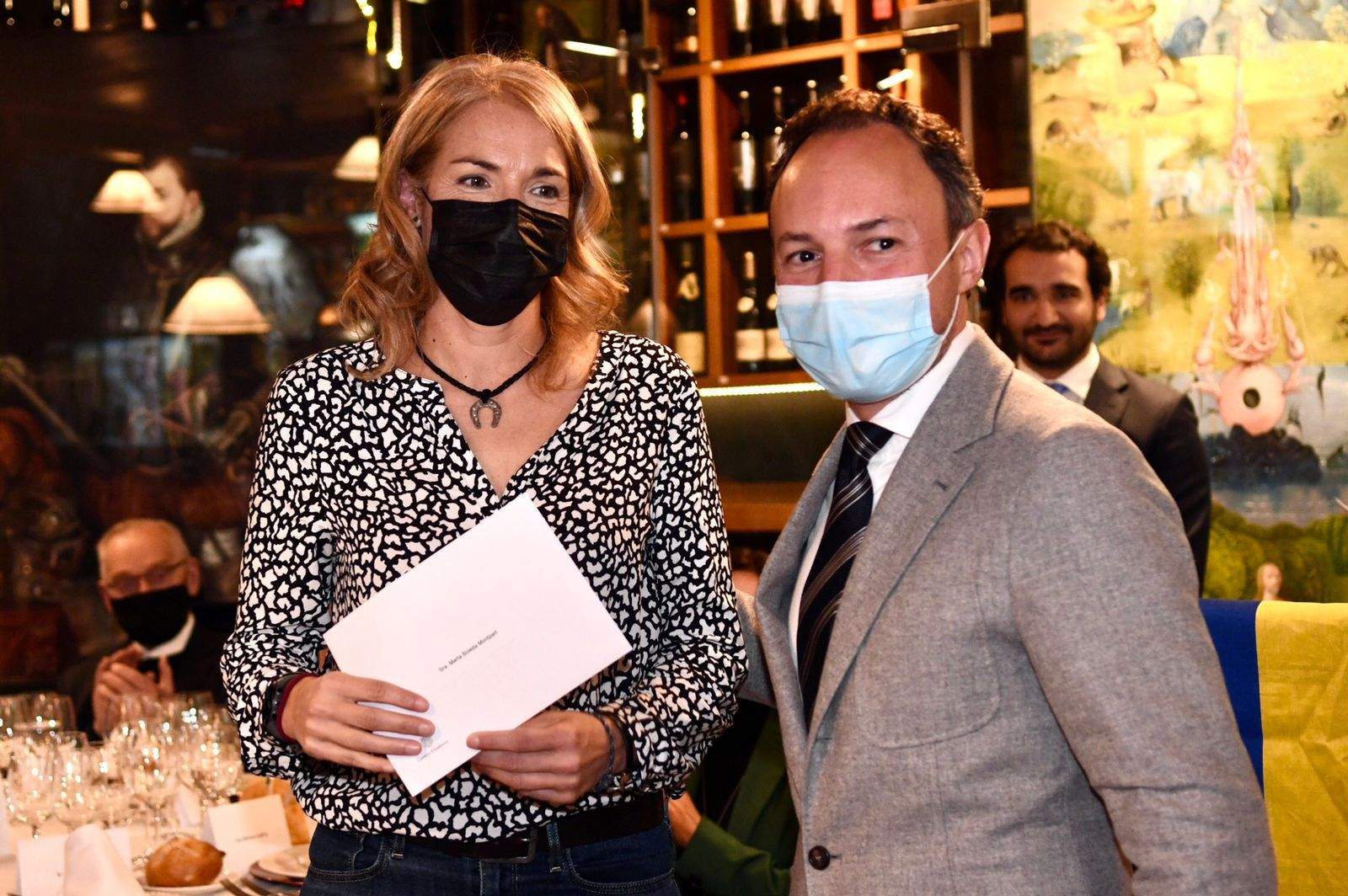 Marta Boleda després de rebre l'accèssit de mans del cap de Govern, Xavier Espot.