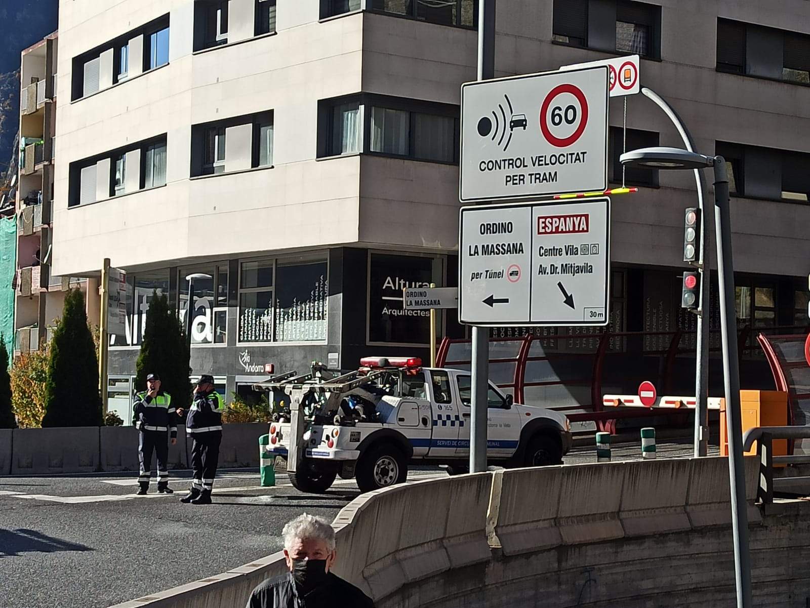 La grua evitant l'accés al túnel. La portaveu del Sindicat, Rebeca Bonache.