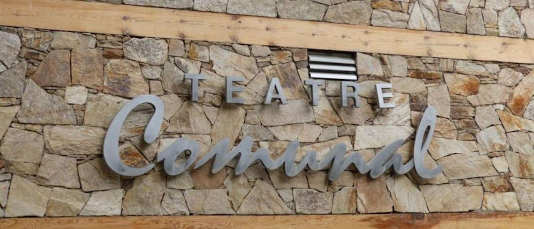 El rètol exterior del Teatre Comunal d'Andorra la Vella.