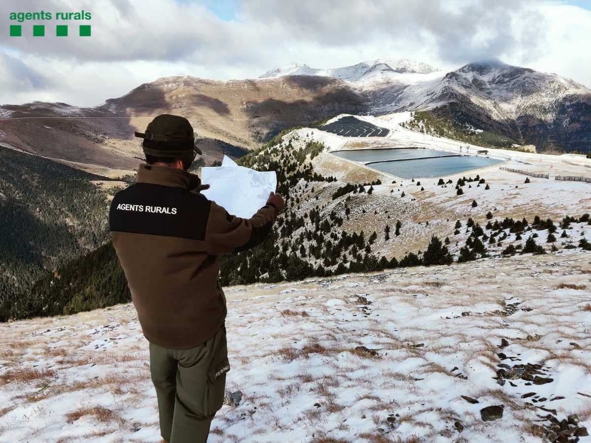 Un dels agents rurals al planell de la Tosa fent la revisió cartogràfica.