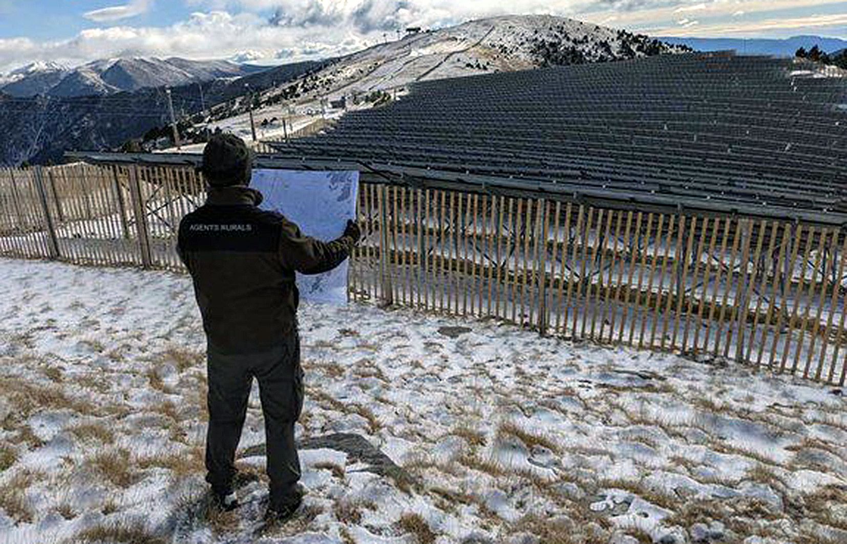 Un agent rural comparant la cartografia a tocar el parc solar. Un agent rural comparant la cartografia a tocar el parc solar.