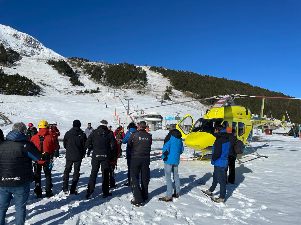 L'helicòpter i persones que van participar en el simulacre.
