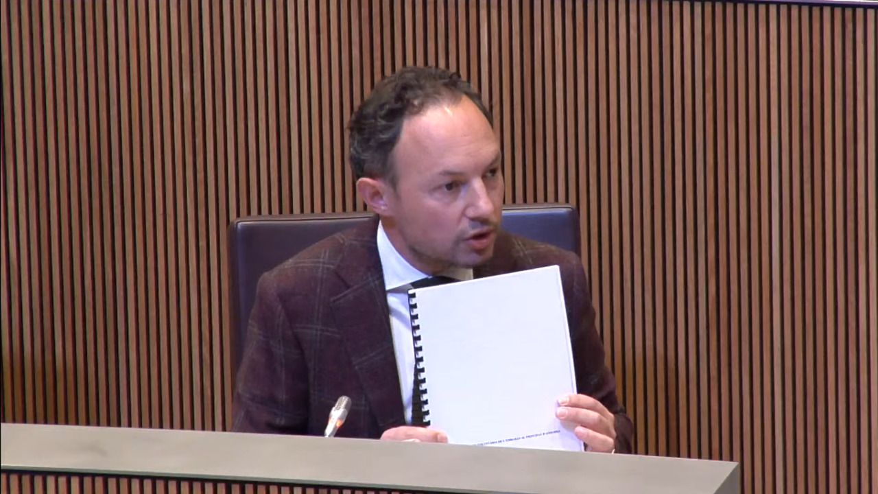 Espot ensenyant l'informe sobre l'avortament a la sessió del Consell.