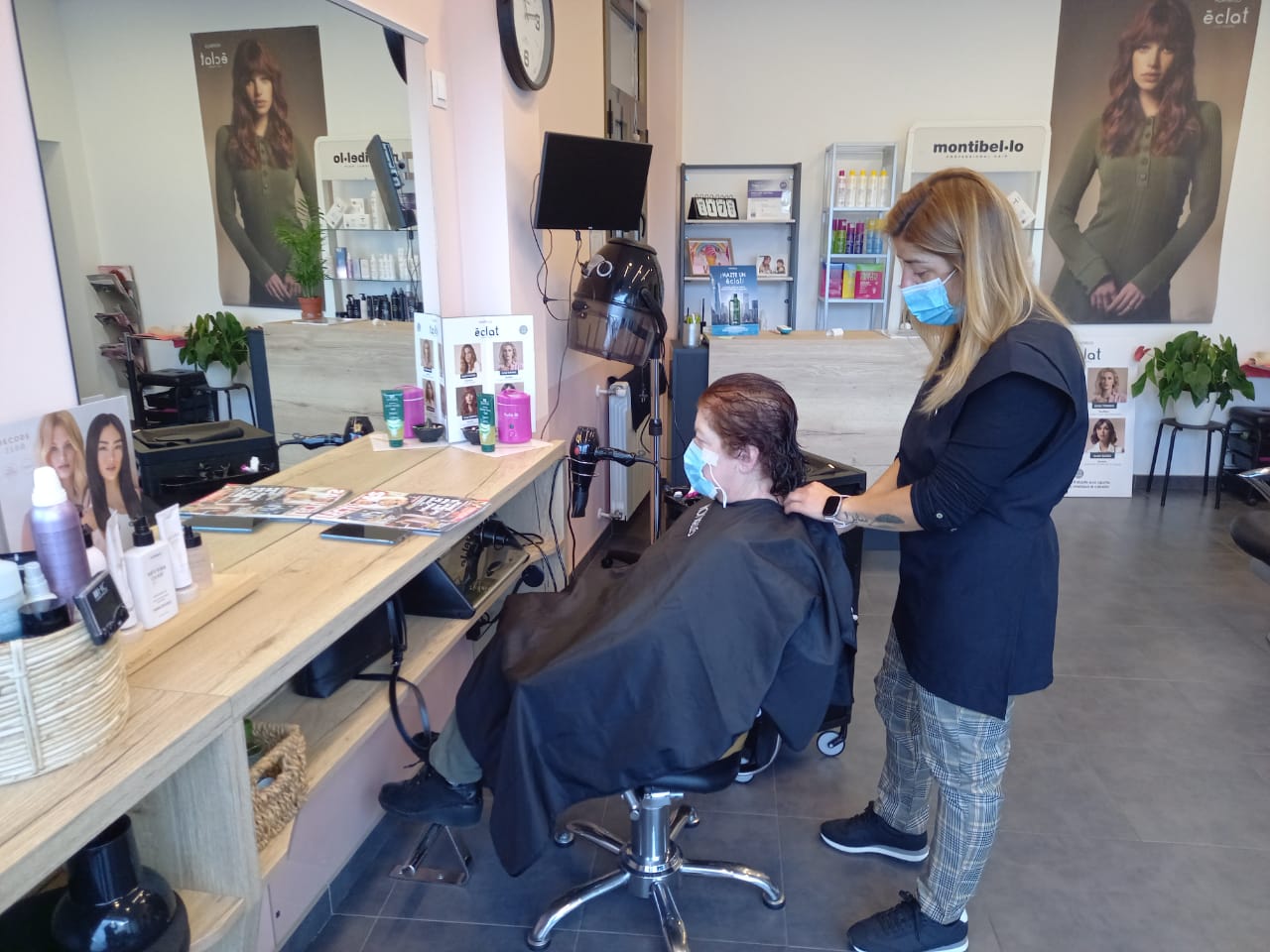 Una clienta a la perruqueria Mani, a Encamp.