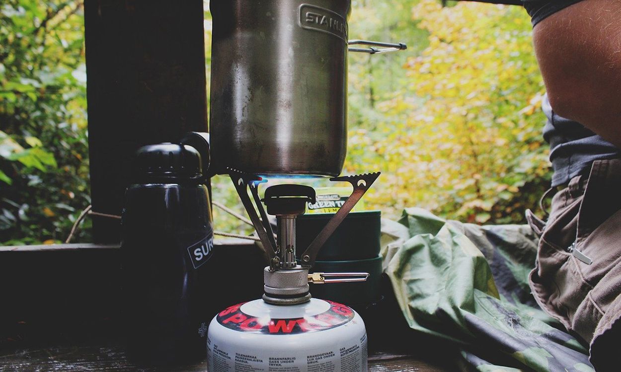 Un fogó de gas portátil en ús.