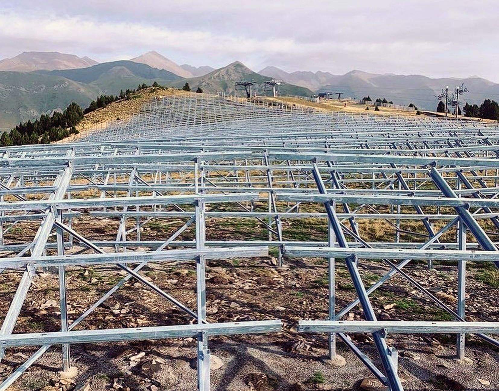 Els suports on es recolzaran les plaques fotovoltaiques.