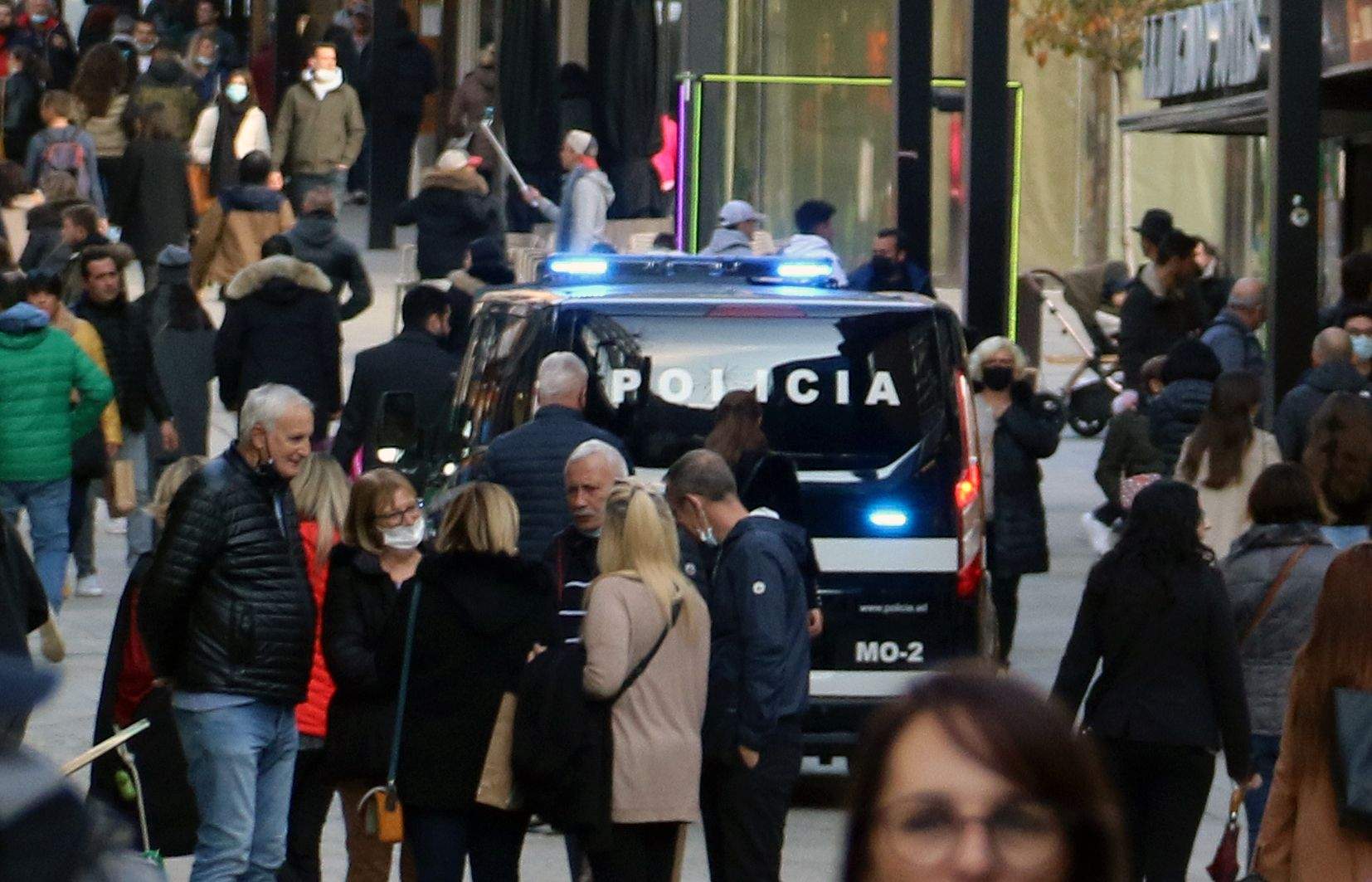 Un furgó del grup de manteniment de l'ordre divendres passat enmig de la gent a l'avinguda Meritxell.