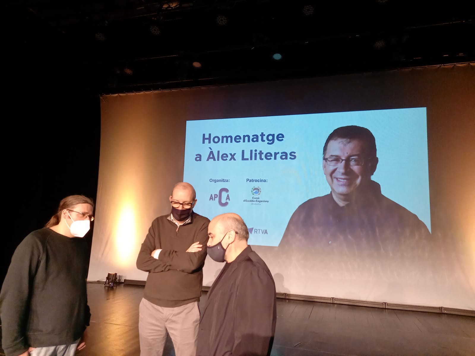 Segalés, Bassas i Ceron conversen poc abans d'iniciar l'homenatge a Àlex Lliteras.