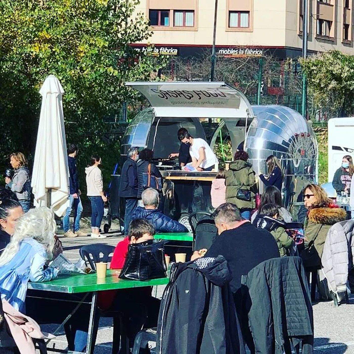 La 'food truck' instal·lada al Parc Central. La portaveu del Sindicat, Rebeca Bonache.