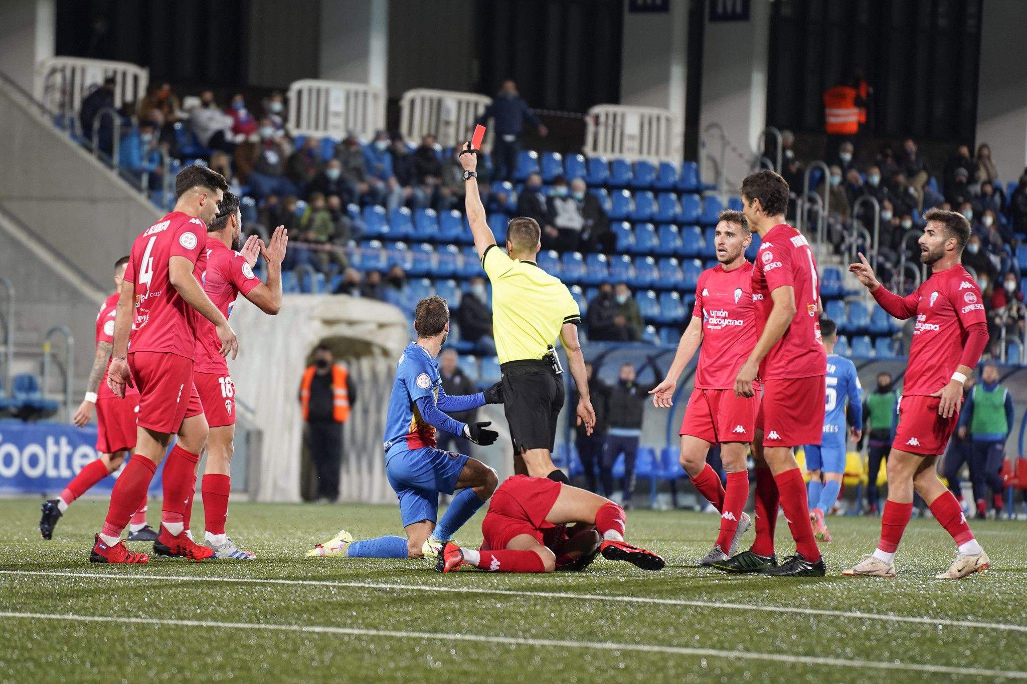 El moment en el qual l'àrbitre expulsa Héctor Hevel.