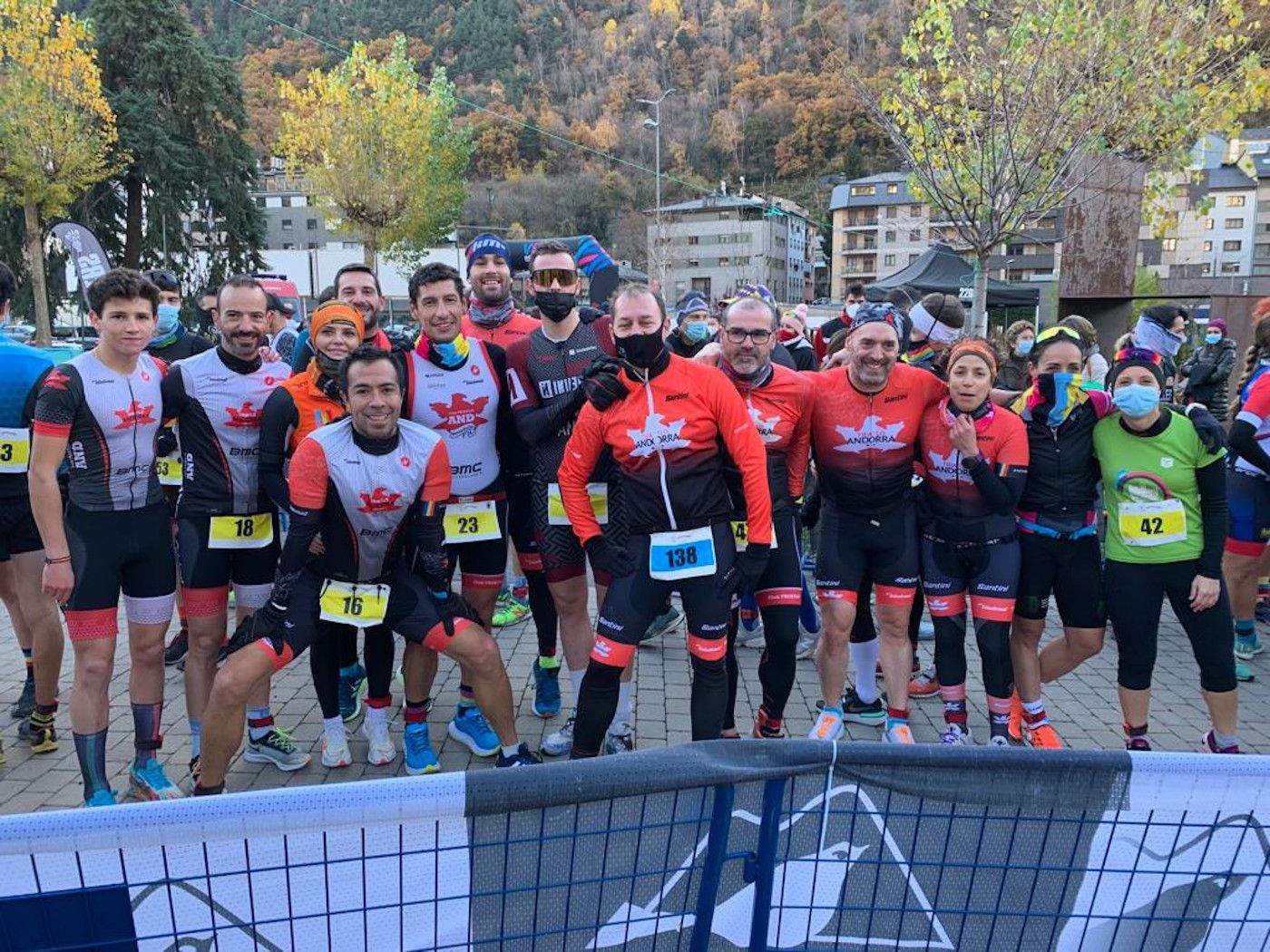 Eloy García, amb el dorsal 138, amb altres participats.